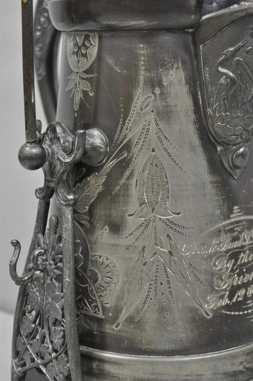 Antique English Victorian Tilting Coffee Pot on Stand with Engraving (cafetière à bascule sur pied avec gravure) en vente 5