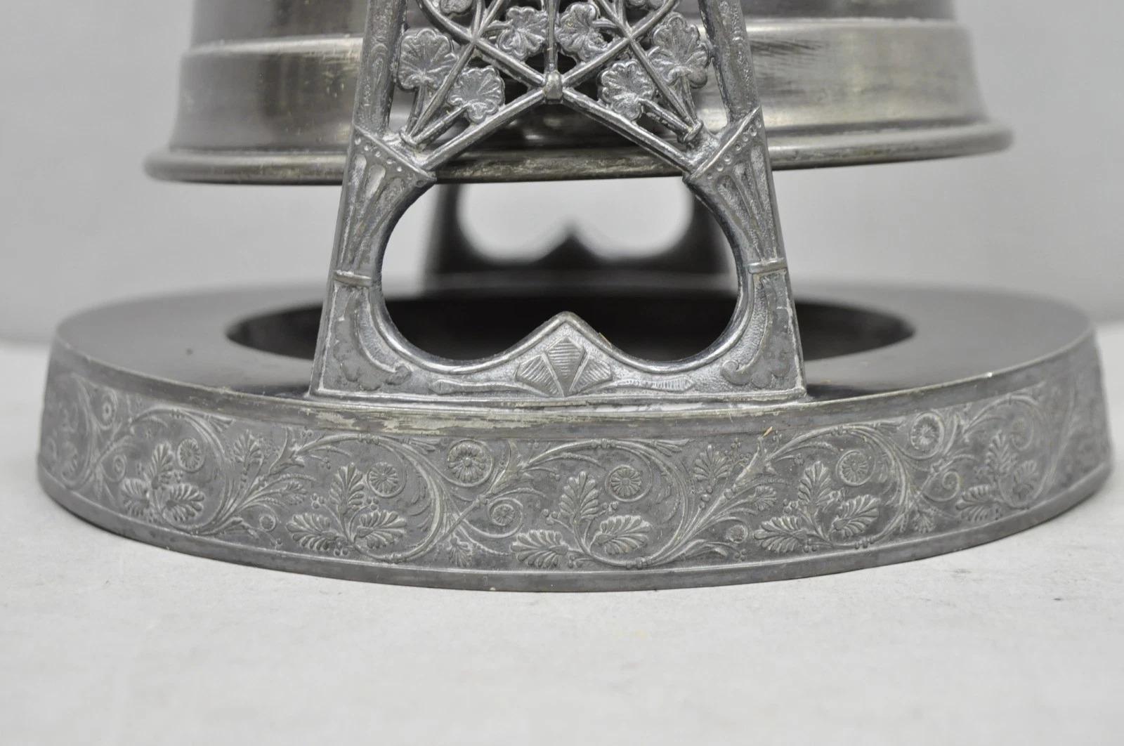 Antique English Victorian Tilting Coffee Pot on Stand with Engraving (cafetière à bascule sur pied avec gravure) en vente 6