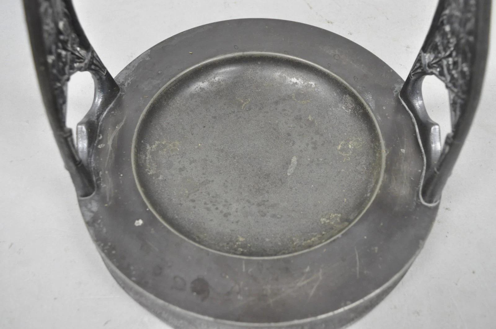 Antique English Victorian Tilting Coffee Pot on Stand with Engraving (cafetière à bascule sur pied avec gravure) en vente 7