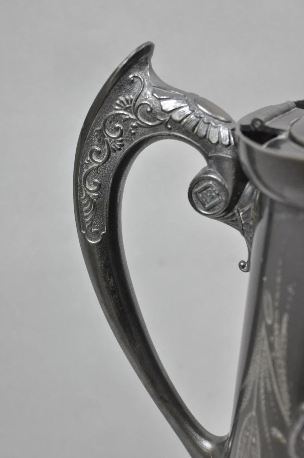 Antique English Victorian Tilting Coffee Pot on Stand with Engraving (cafetière à bascule sur pied avec gravure) en vente 8