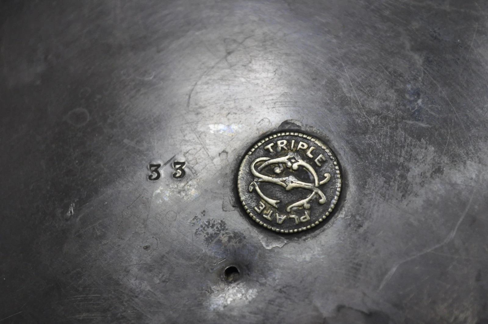 Antique English Victorian Tilting Coffee Pot on Stand with Engraving (cafetière à bascule sur pied avec gravure) en vente 9