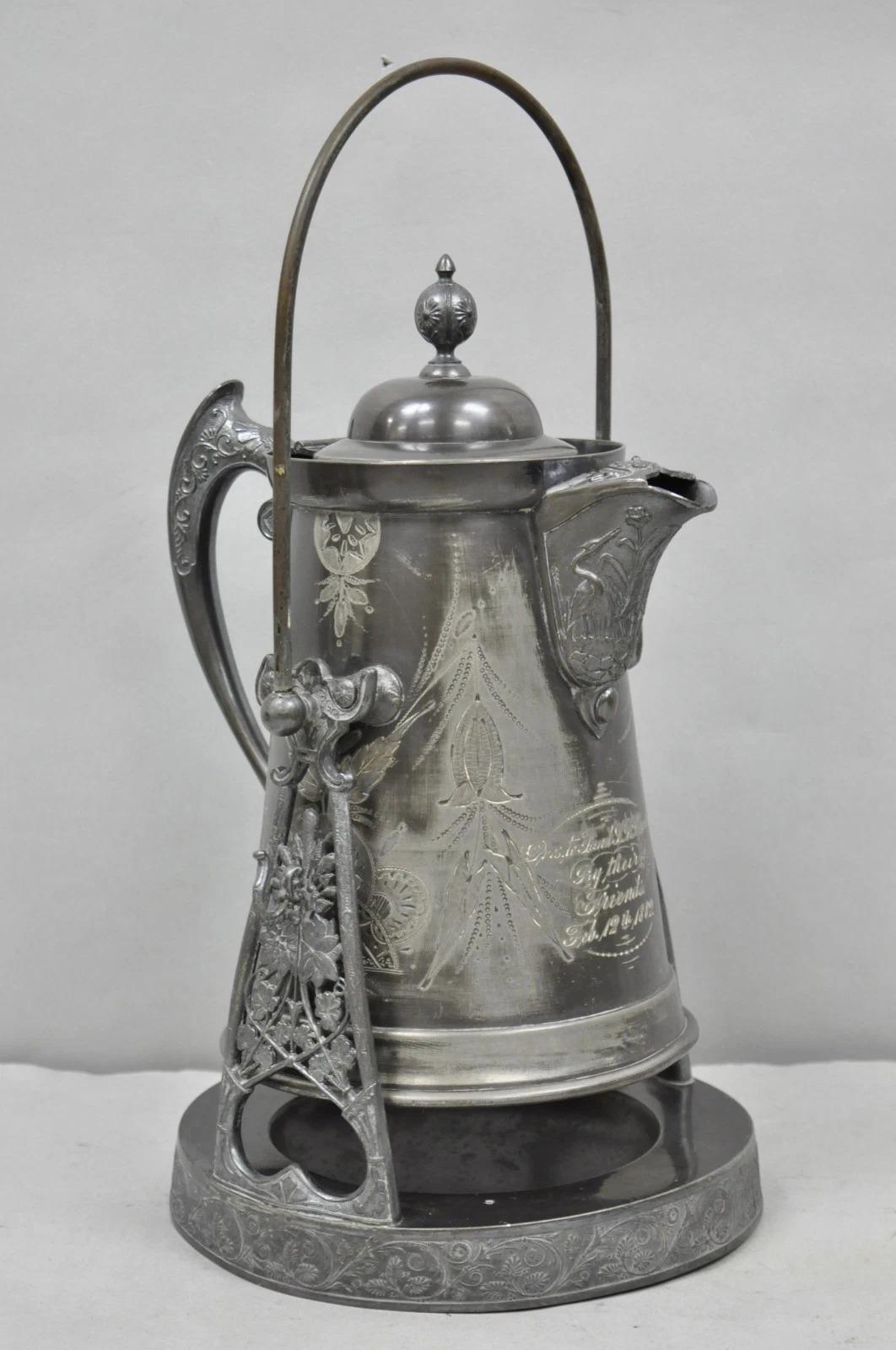 Antique English Victorian Tilting Coffee Pot on Stand with Engraving (cafetière à bascule sur pied avec gravure) en vente 11