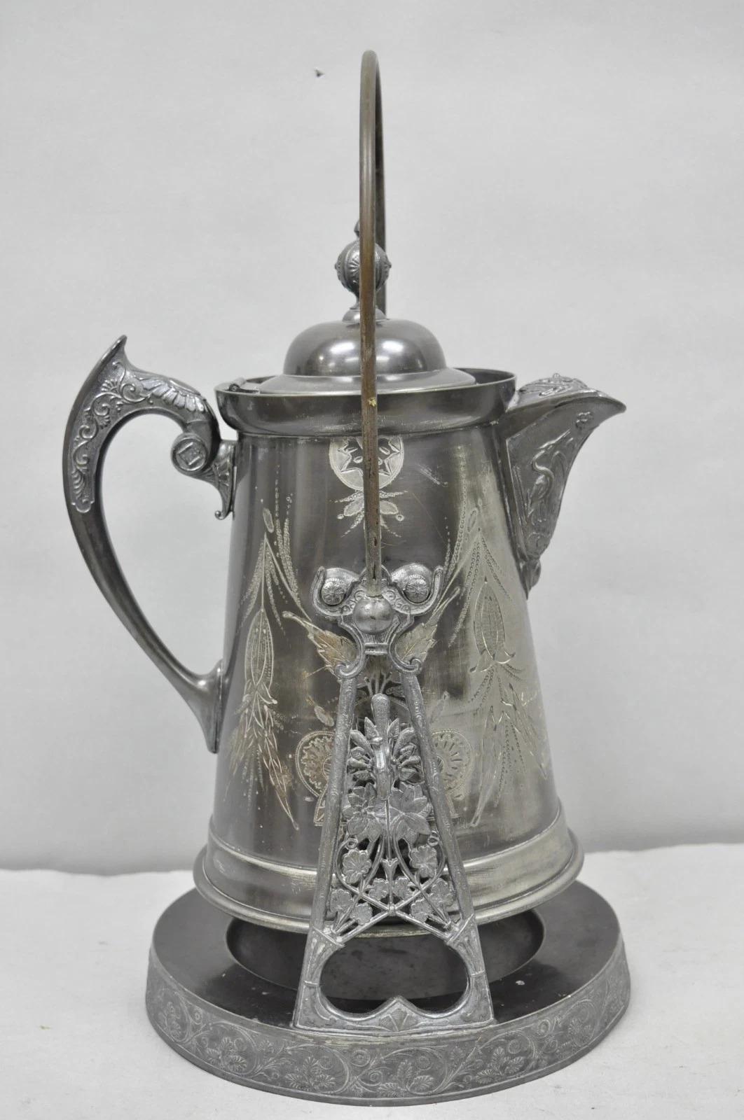 Ancienne cafetière victorienne en argent plaqué sur pied avec gravure 