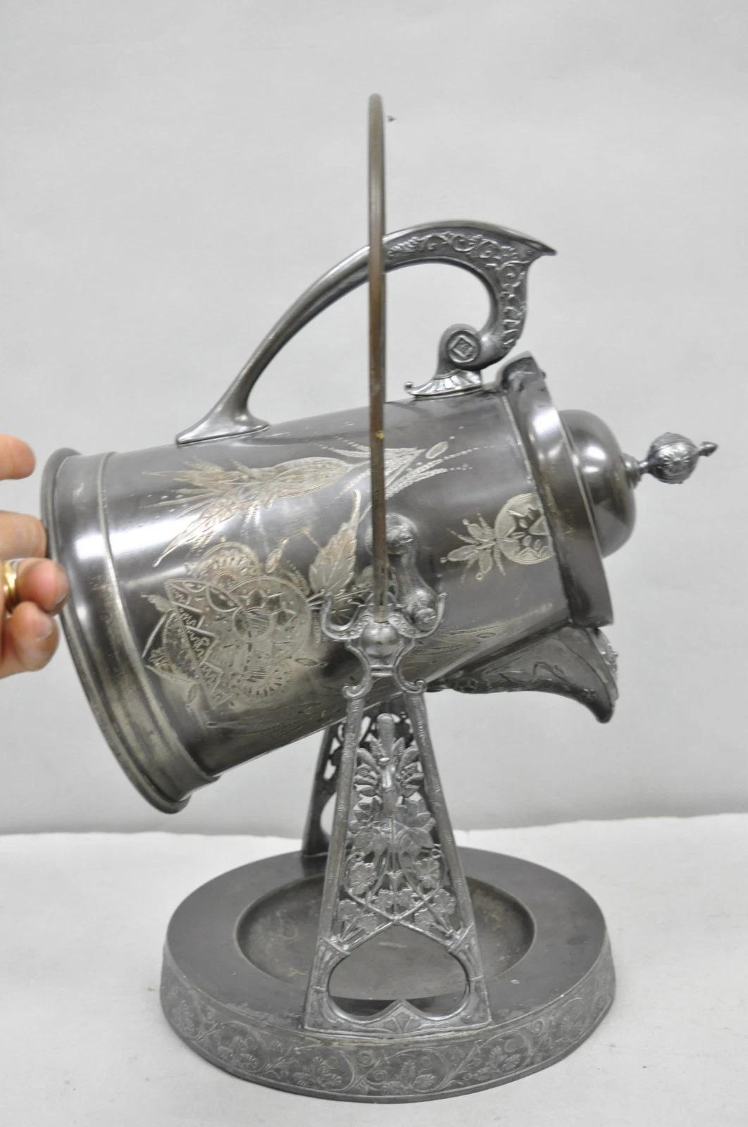 Victorien Antique English Victorian Tilting Coffee Pot on Stand with Engraving (cafetière à bascule sur pied avec gravure) en vente