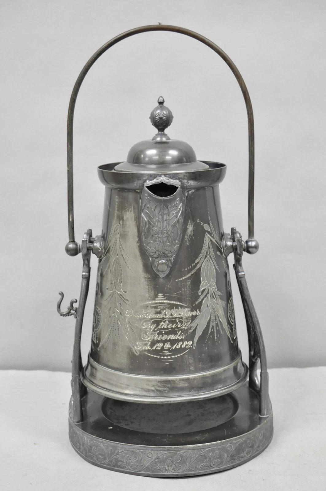 Antique English Victorian Tilting Coffee Pot on Stand with Engraving (cafetière à bascule sur pied avec gravure) Bon état - En vente à Philadelphia, PA