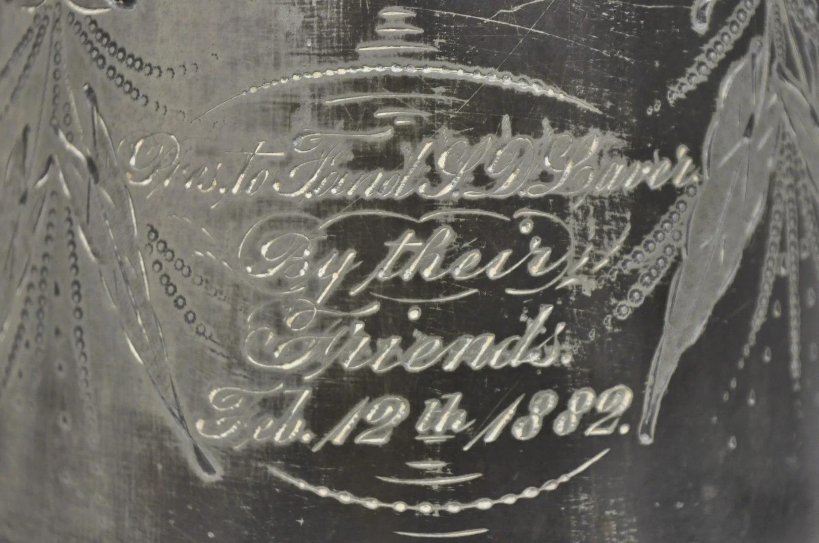 XIXe siècle Antique English Victorian Tilting Coffee Pot on Stand with Engraving (cafetière à bascule sur pied avec gravure) en vente