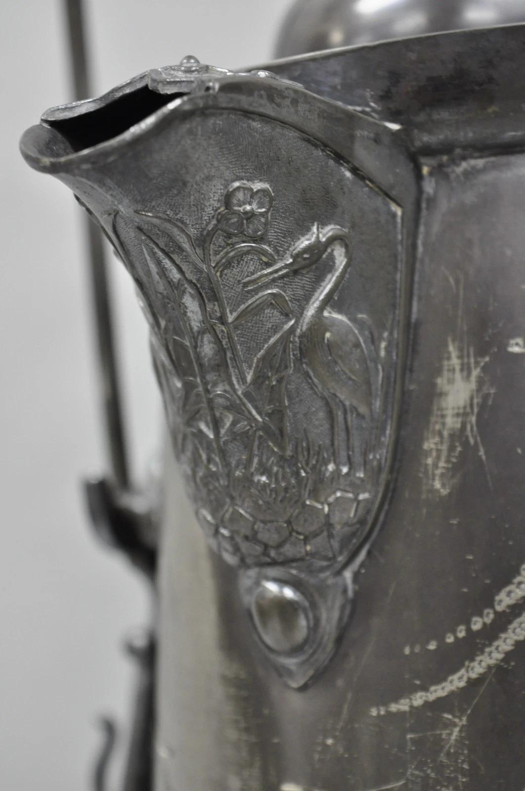 Plaqué argent Antique English Victorian Tilting Coffee Pot on Stand with Engraving (cafetière à bascule sur pied avec gravure) en vente