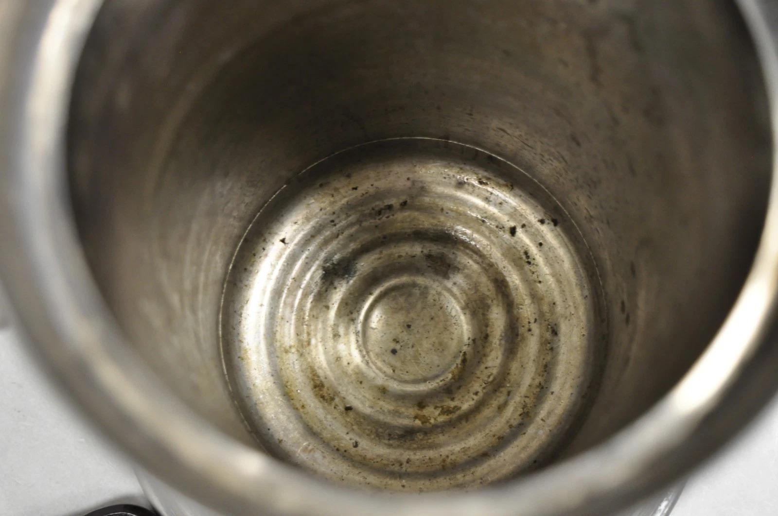 Antique English Victorian Tilting Coffee Pot on Stand with Engraving (cafetière à bascule sur pied avec gravure) en vente 3