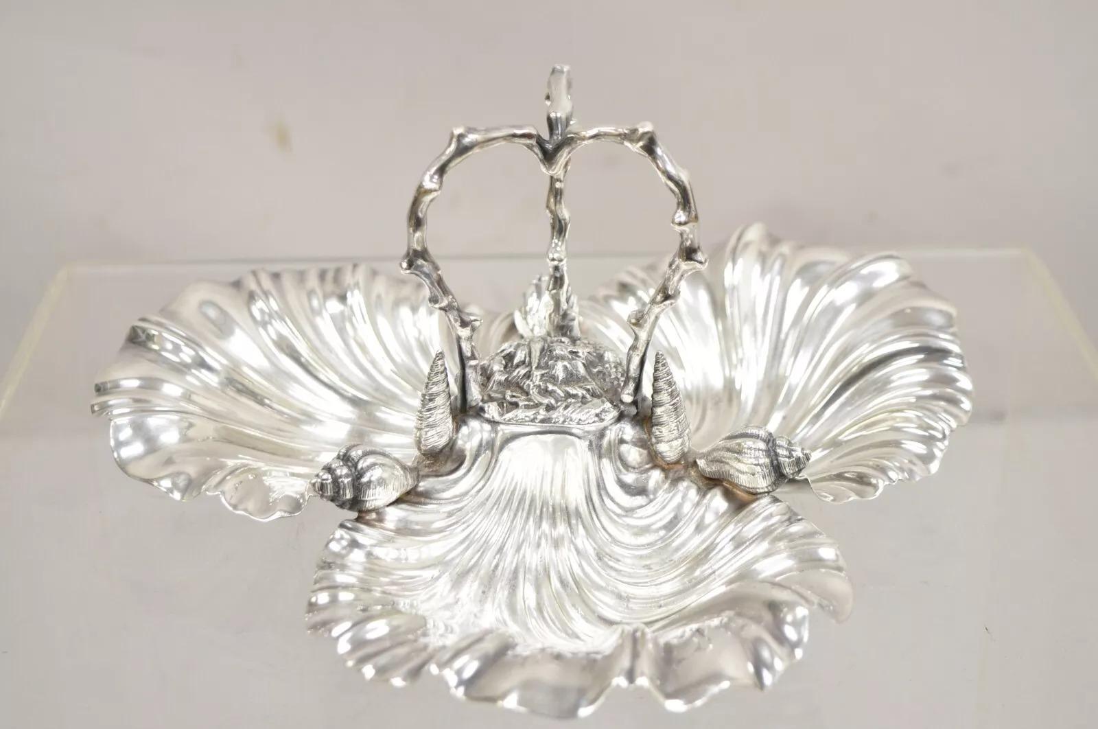 Antico piatto per caramelle nautico inglese vittoriano placcato in argento con tripla conchiglia. Circa metà del XX secolo. Misure: 6