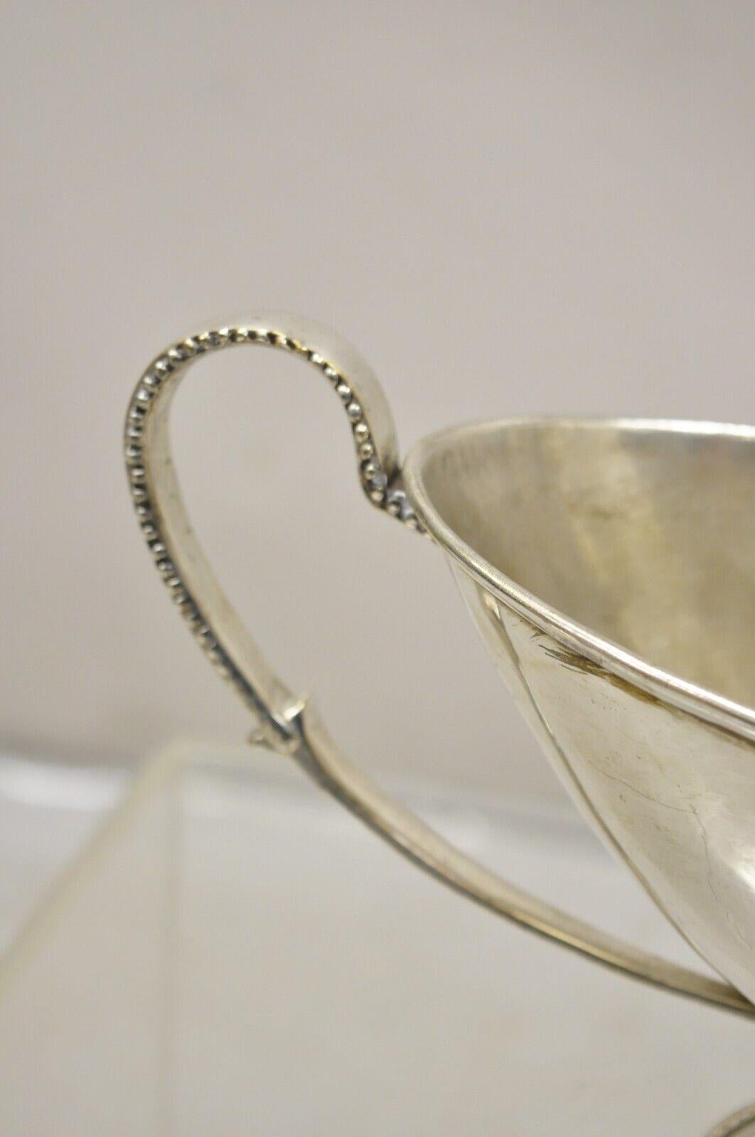 Antique tasse à trophée victorienne anglaise en métal argenté petit plat à bonbons Bon état - En vente à Philadelphia, PA