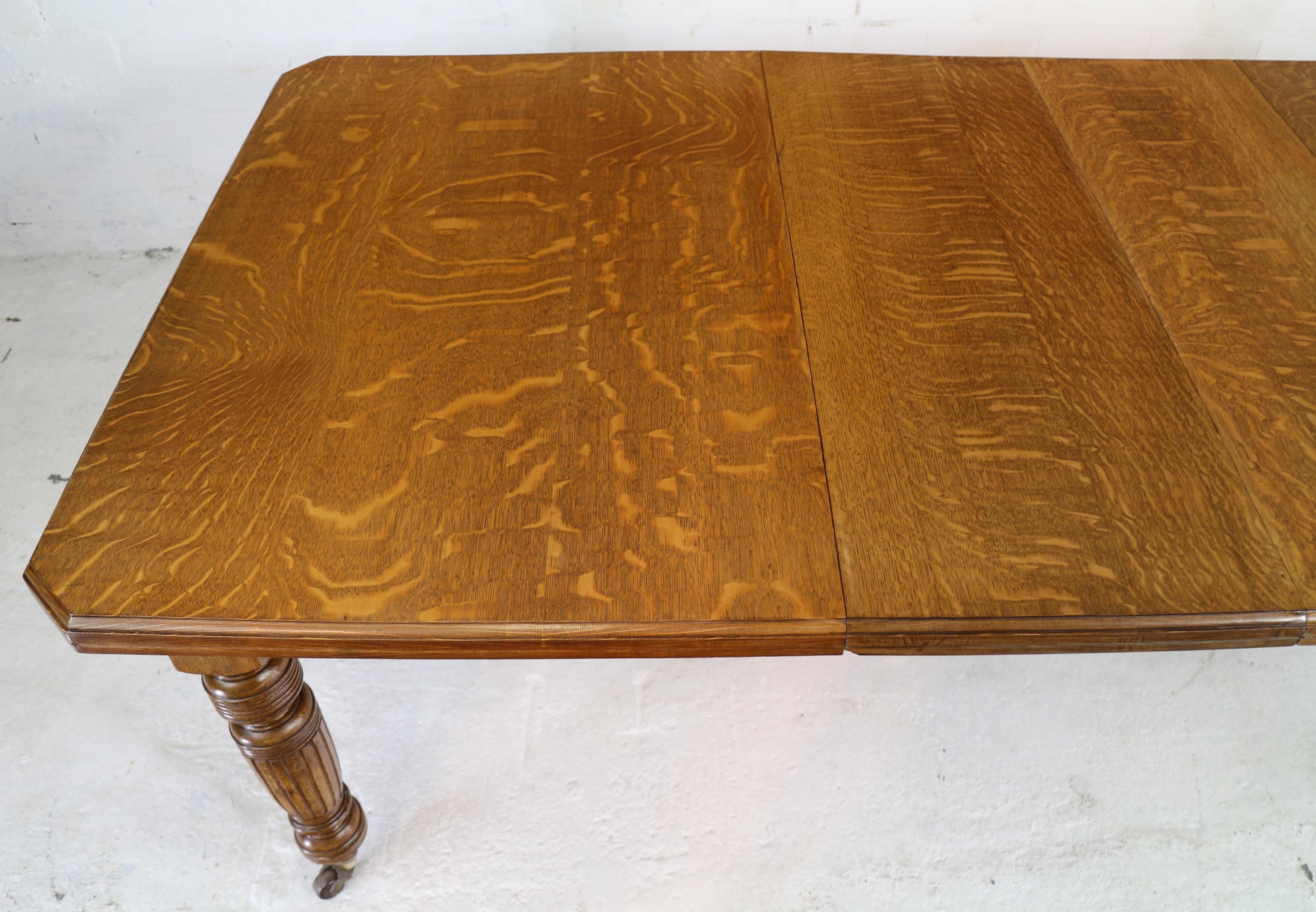 Antique English Victorian Small Oak Dining Table and 2 Leaves In Good Condition In Glasgow, GB