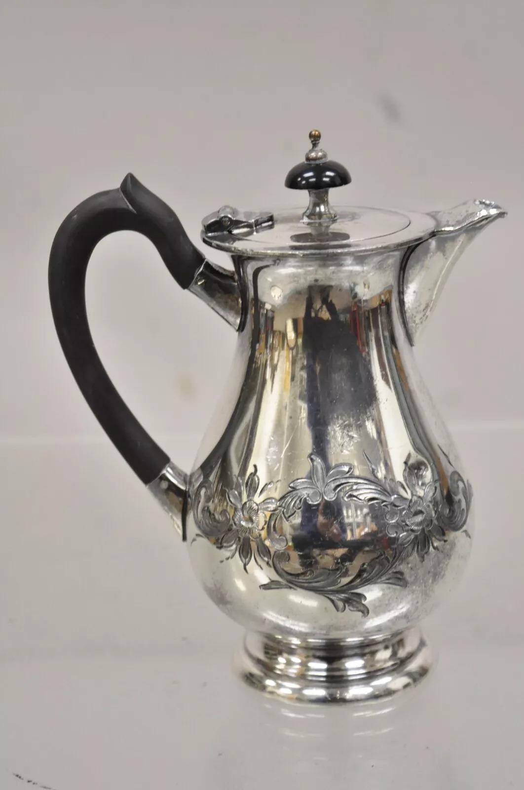 Antigua tetera inglesa victoriana pequeña con asa de madera y baño de plata en venta 3