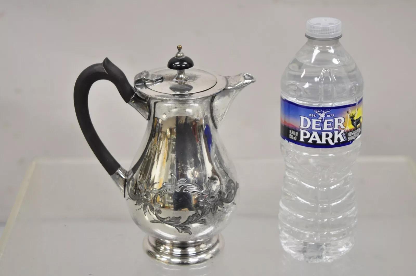 Antigua tetera inglesa victoriana pequeña con asa de madera y baño de plata. Principios del siglo XX. Medidas: 7,75