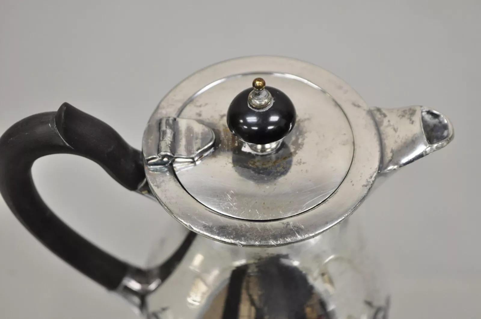 Antigua tetera inglesa victoriana pequeña con asa de madera y baño de plata Desconocido en venta