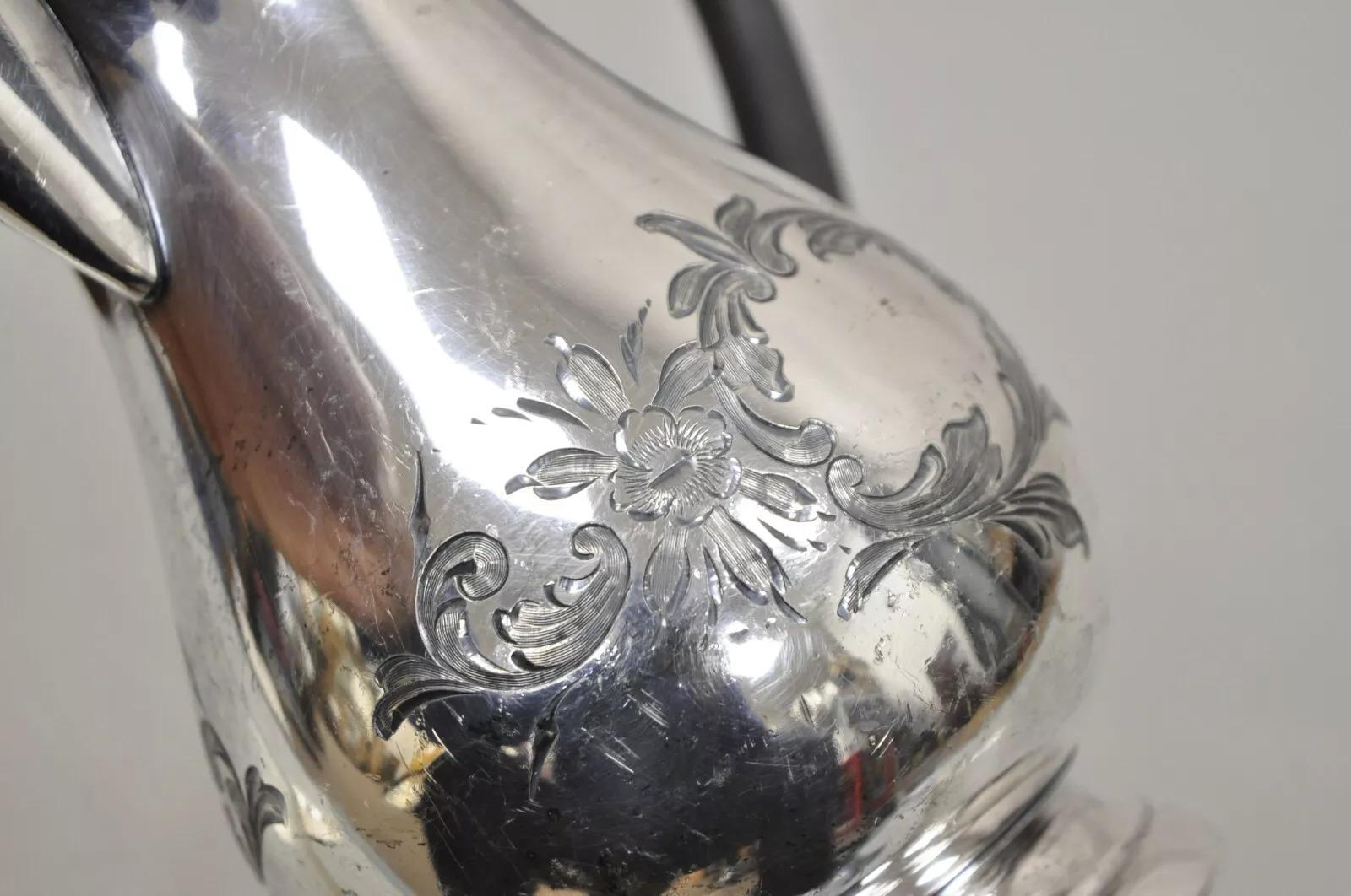 Antigua tetera inglesa victoriana pequeña con asa de madera y baño de plata en Bueno estado para la venta en Philadelphia, PA