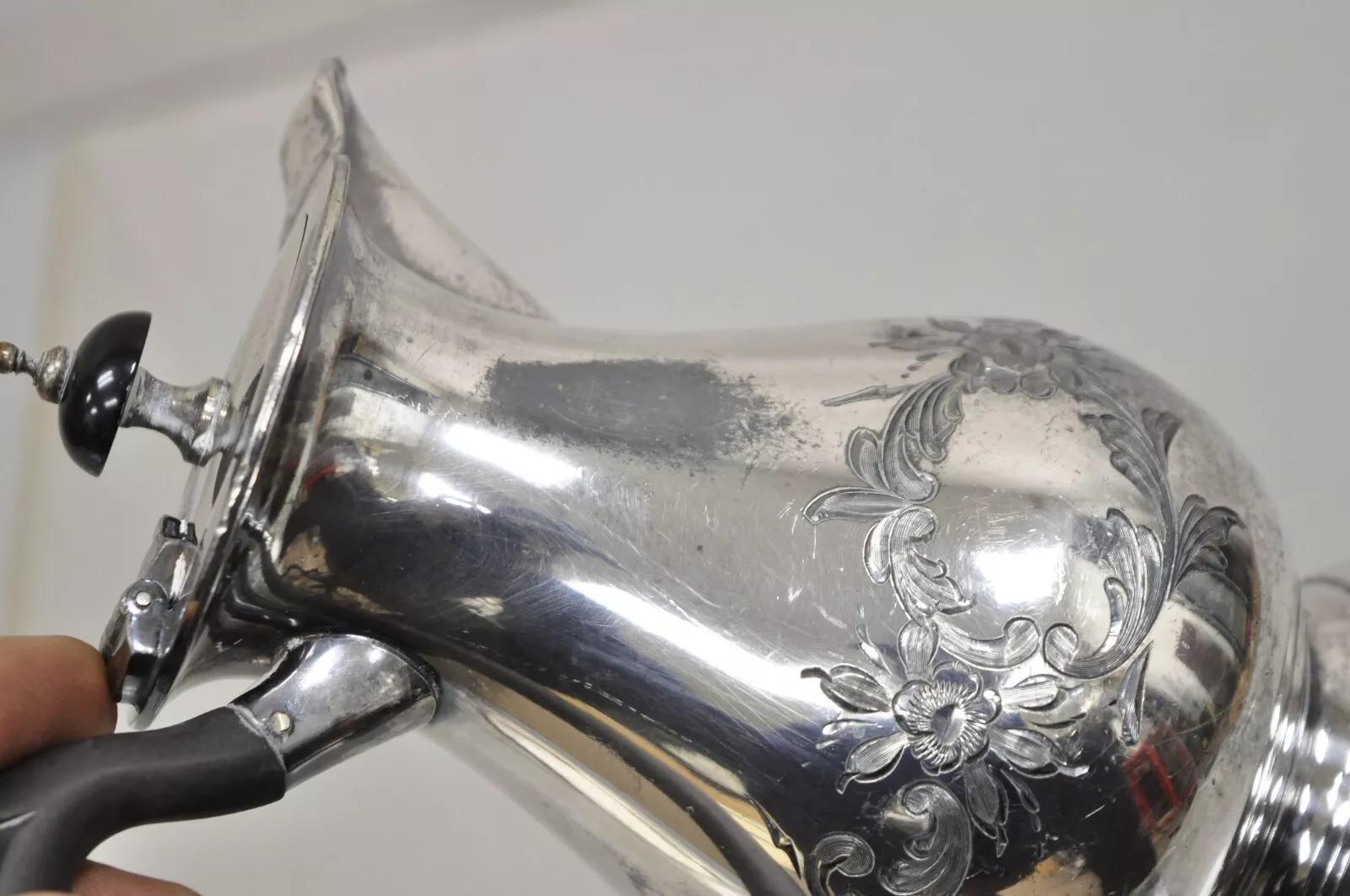 Antigua tetera inglesa victoriana pequeña con asa de madera y baño de plata siglo XX en venta