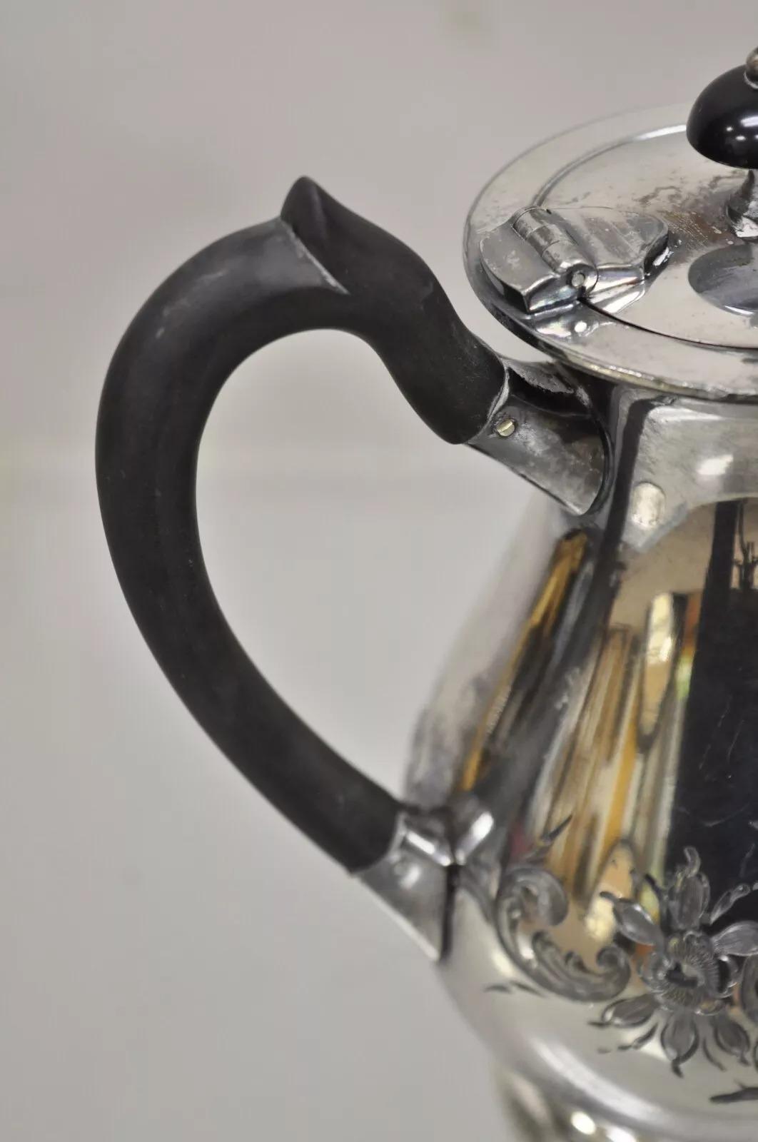 Antigua tetera inglesa victoriana pequeña con asa de madera y baño de plata Chapado en plata en venta