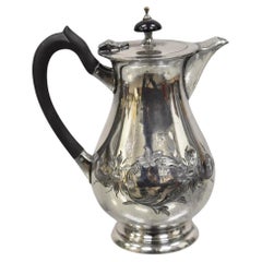 Antigua tetera inglesa victoriana pequeña con asa de madera y baño de plata