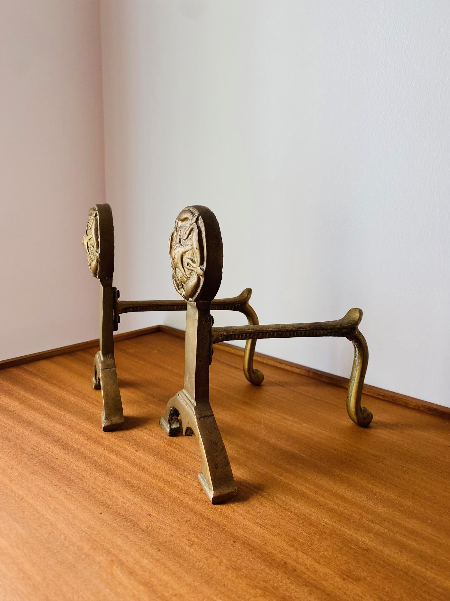 Mouvement esthétique Antique English Victorian Solid Brass Flower Andirons (chenets à fleurs en laiton massif) en vente