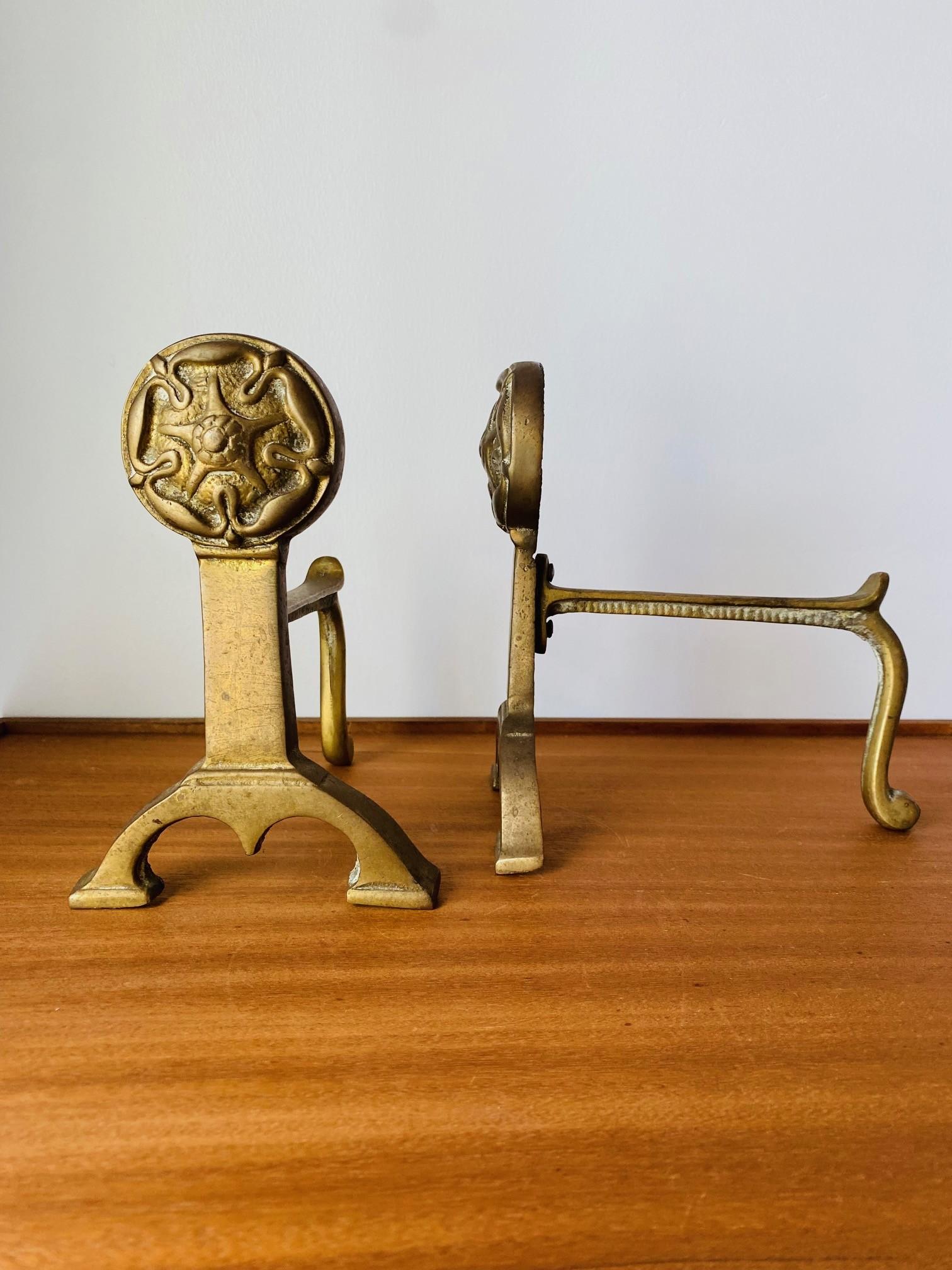 Moulage Antique English Victorian Solid Brass Flower Andirons (chenets à fleurs en laiton massif) en vente