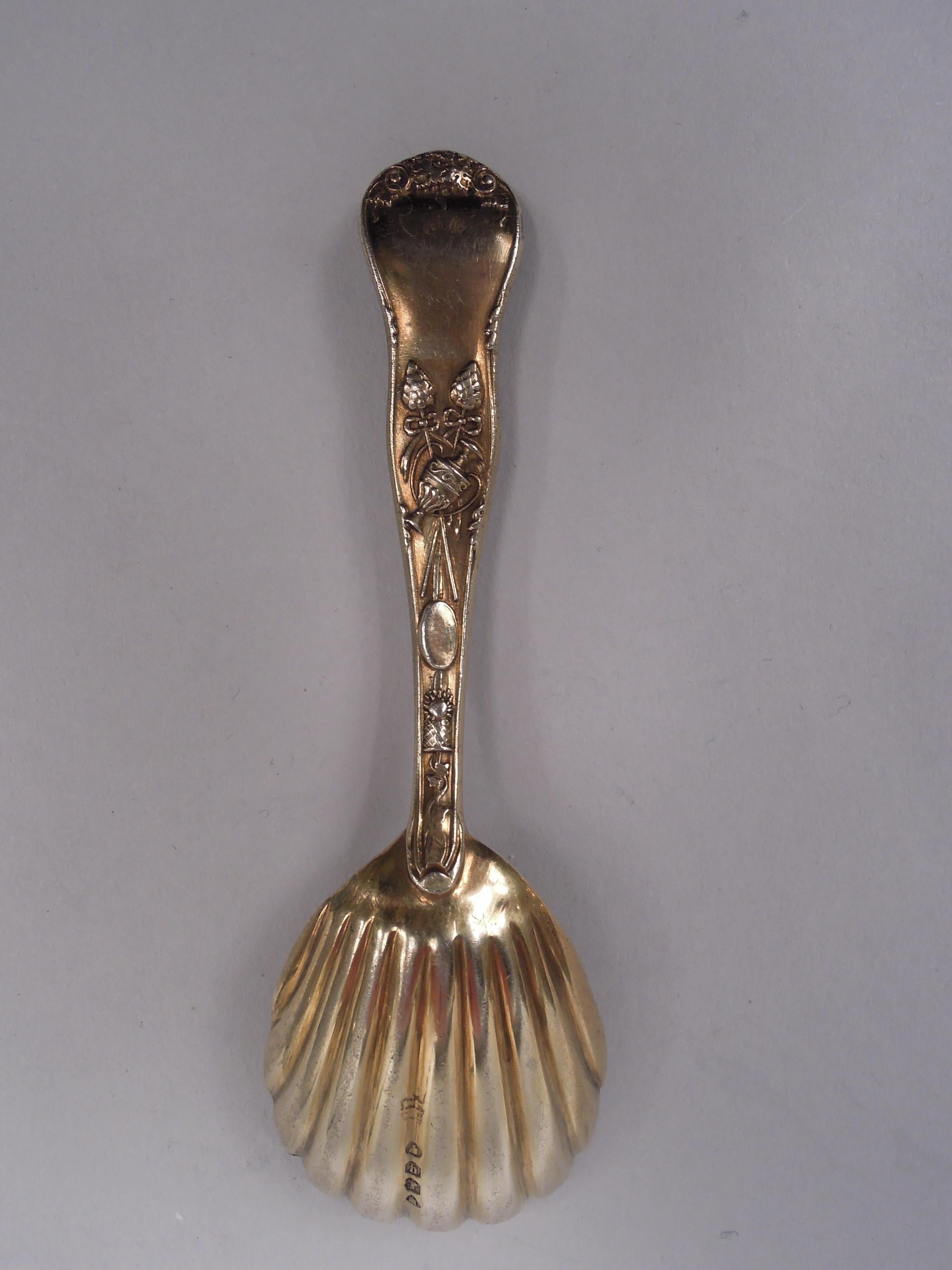 Cuillère à thé victorienne en argent sterling doré, motif Chasse au cerf, 1871. Motif historique avec frise classique représentant des nus allongés et un homme à califourchon sur un animal. Coupe à coquille Saint-Jacques. Entièrement marqué, y