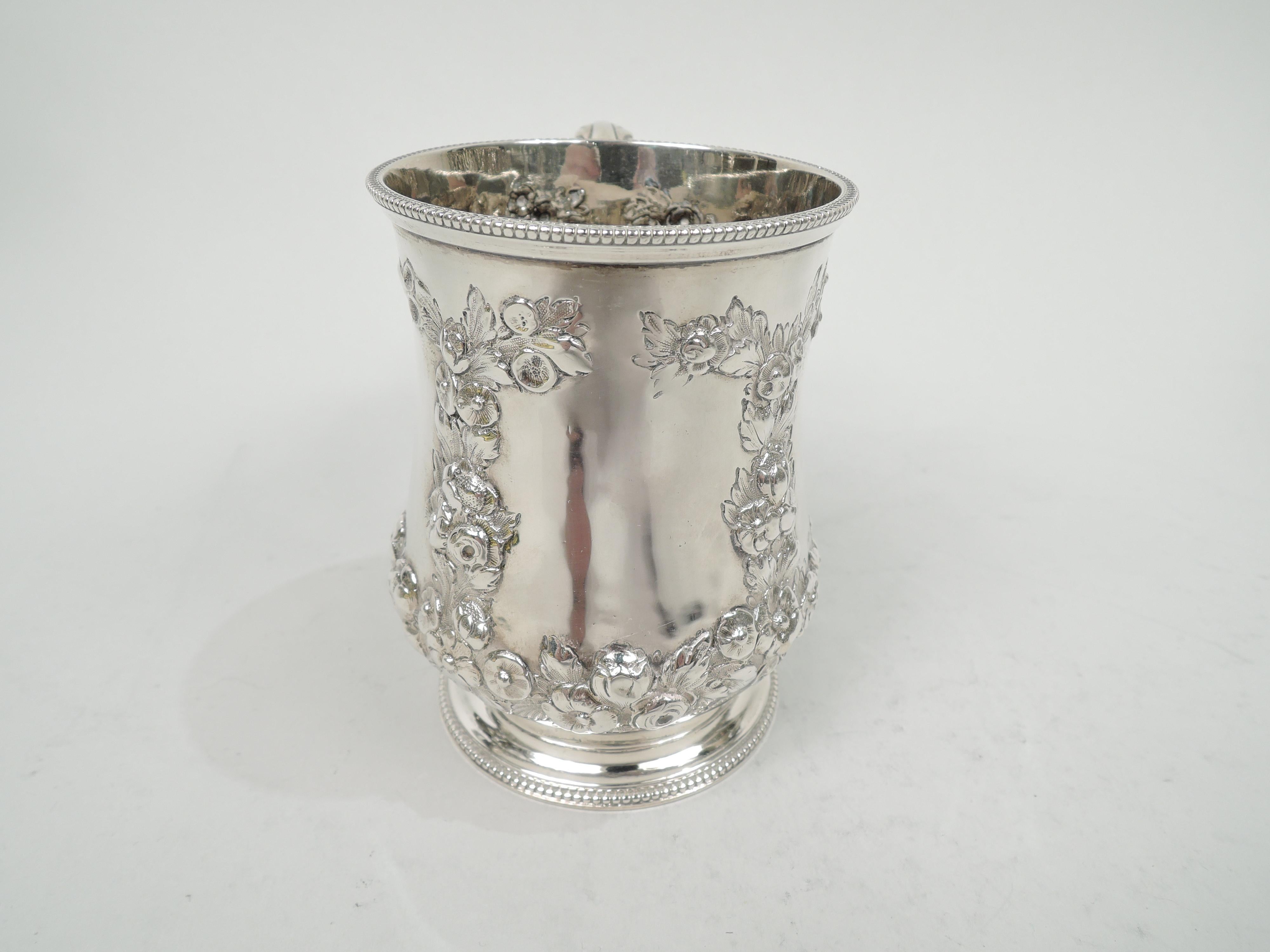Viktorianische Babyschale aus Sterlingsilber. Hergestellt von Daniel & Charles Houle in London im Jahr 1870. Balusterschale mit blattgedecktem Doppelgriff und erhöhtem Fuß. Girlanden, die vier geradlinige Rahmen bilden (unbesetzt). Perlenbesetzte