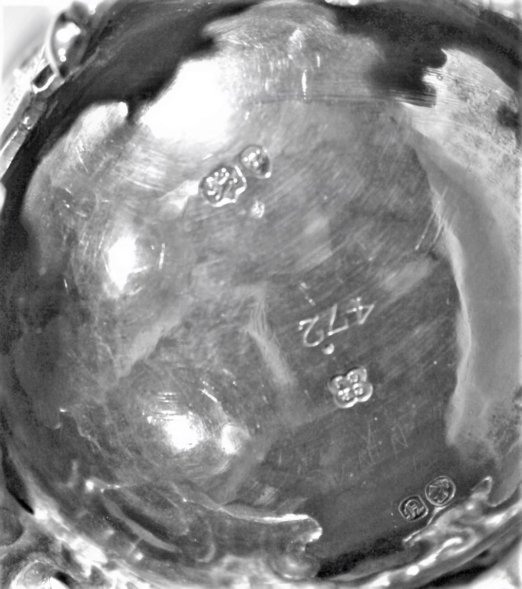 Ancienne tasse de baptême victorienne anglaise en argent sterling avec garçons jouant sur le dessus en vente 2