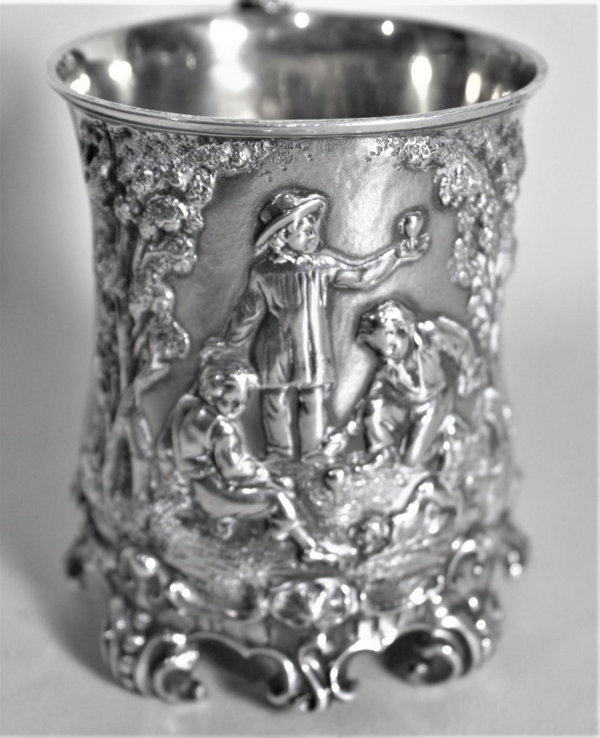 Début de l'époque victorienne Ancienne tasse de baptême victorienne anglaise en argent sterling avec garçons jouant sur le dessus en vente