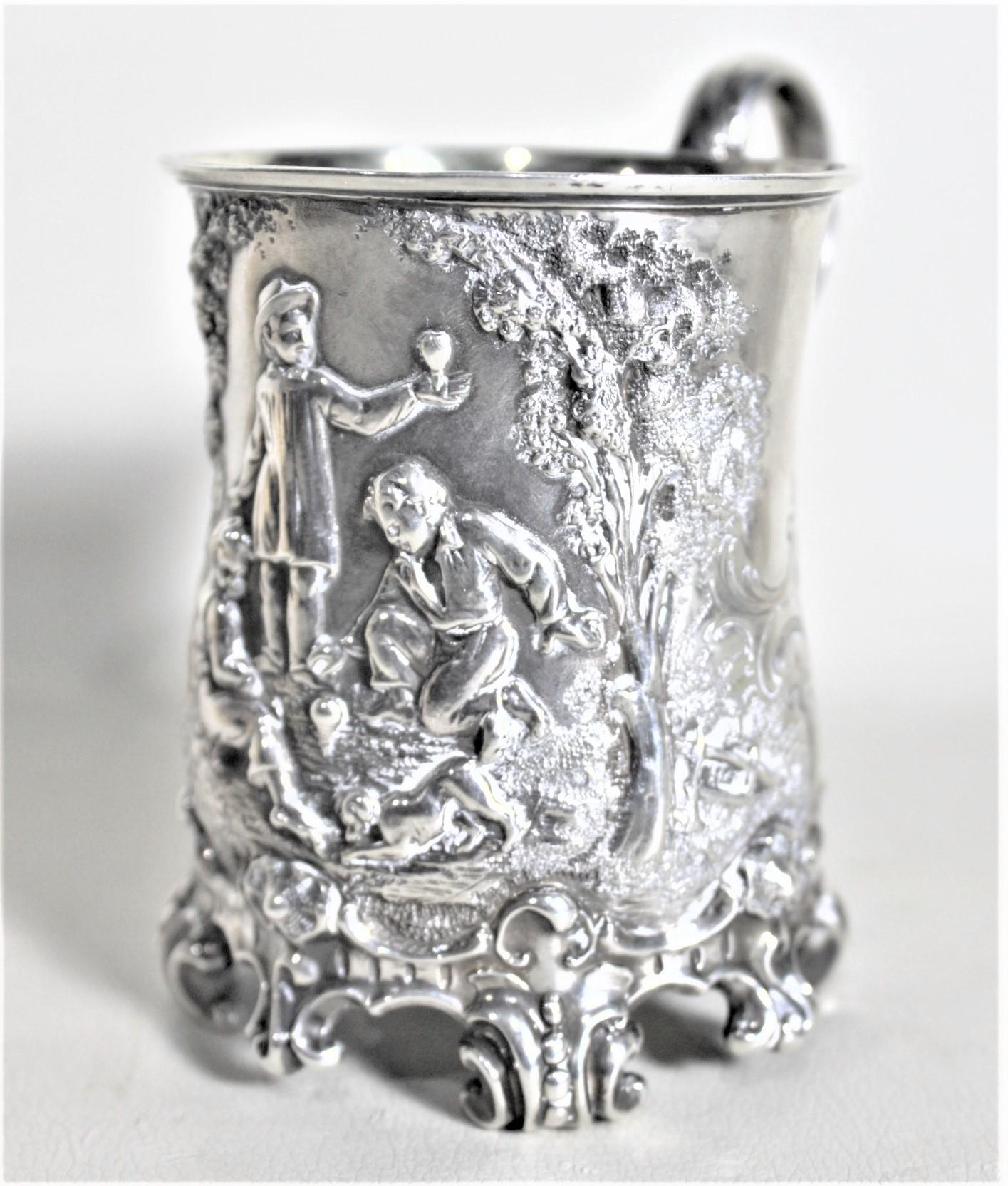 Anglais Ancienne tasse de baptême victorienne anglaise en argent sterling avec garçons jouant sur le dessus en vente