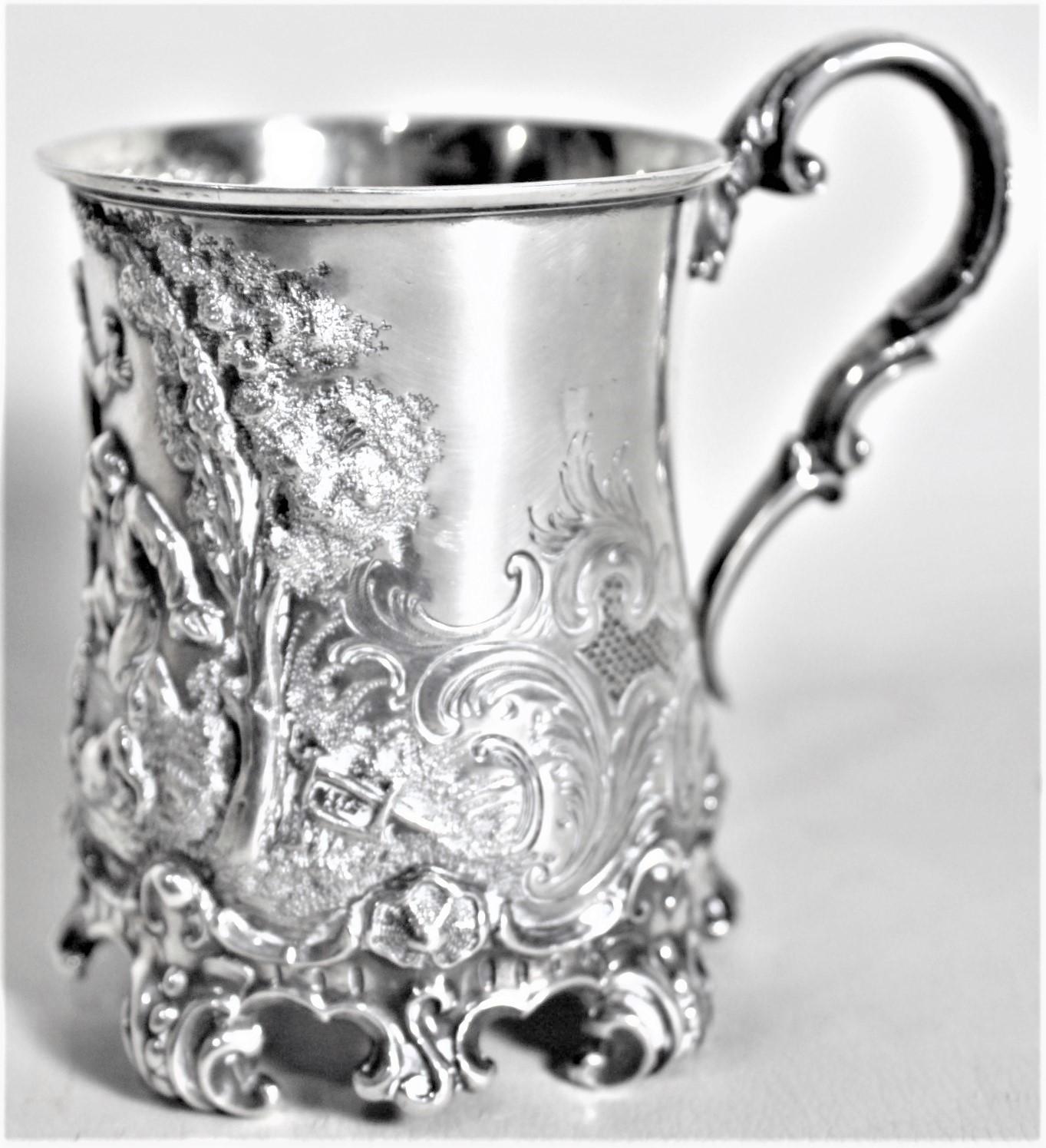 Fait main Ancienne tasse de baptême victorienne anglaise en argent sterling avec garçons jouant sur le dessus en vente