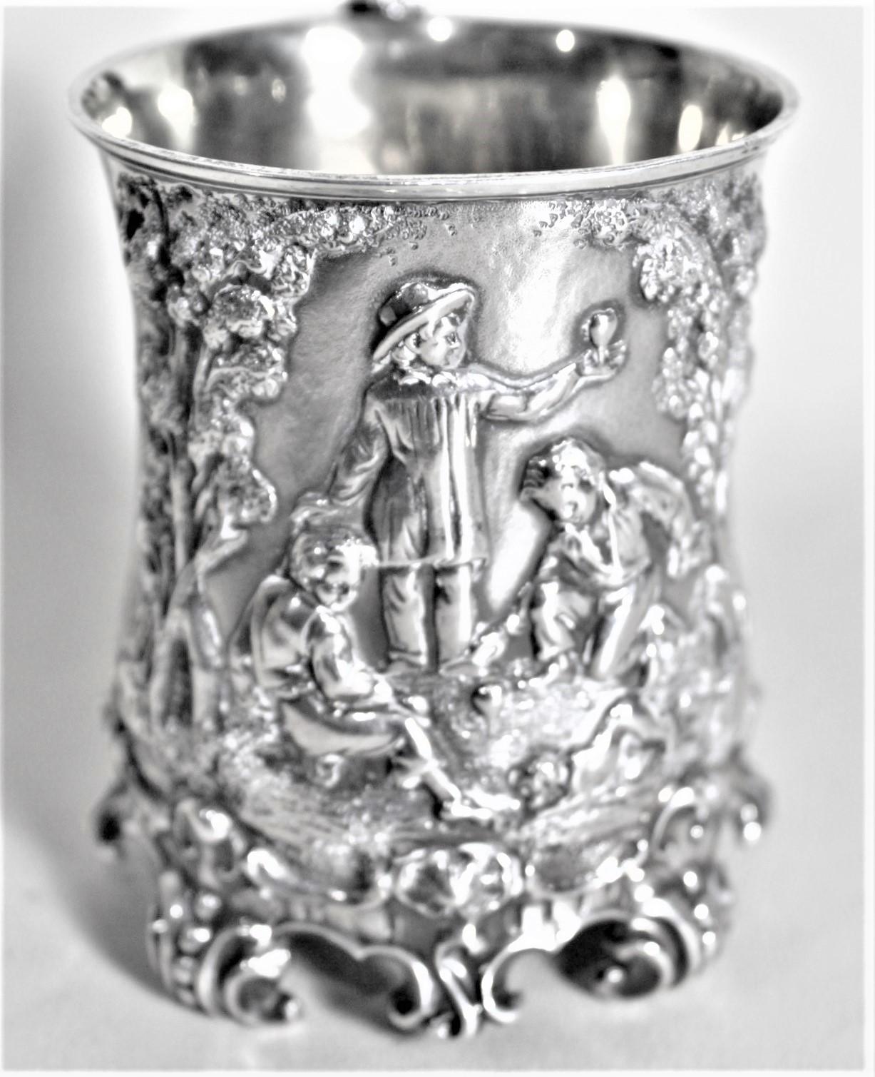 XIXe siècle Ancienne tasse de baptême victorienne anglaise en argent sterling avec garçons jouant sur le dessus en vente