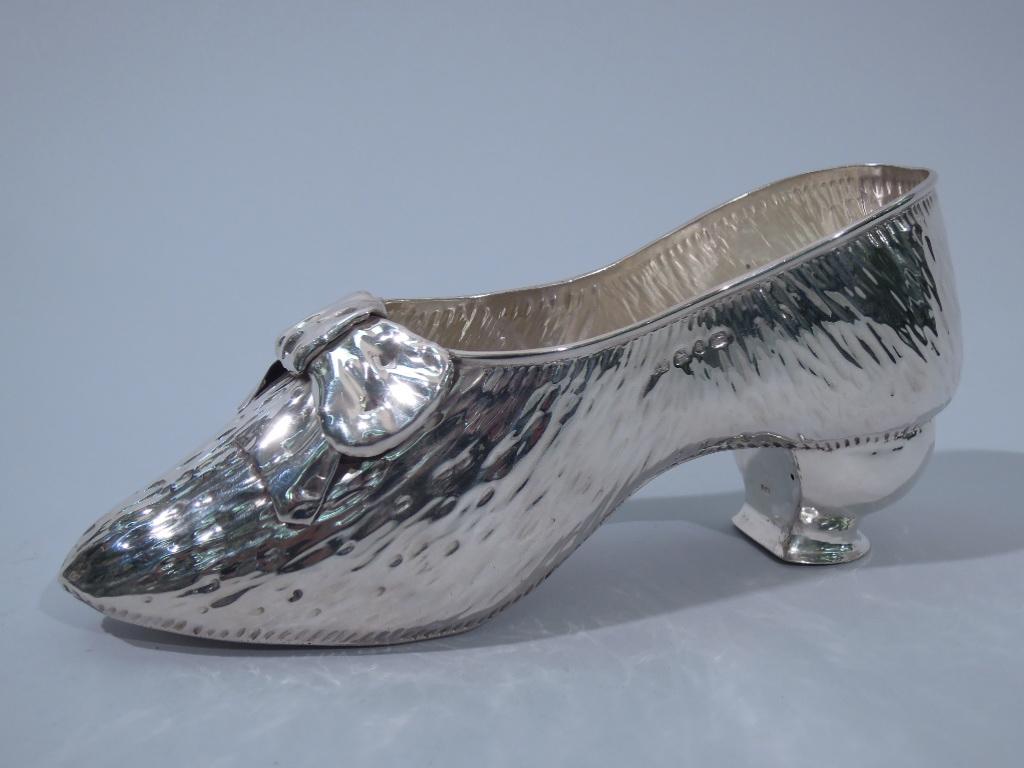 Chaussure de dame victorienne en argent sterling. Fabriqué à Birmingham, Angleterre, 1890. Pantoufles délicates avec nœud appliqué et finition satinée. Talon et semelle unis. Entièrement marqué (marque de fabricant indistincte). Poids : 4,3 onces