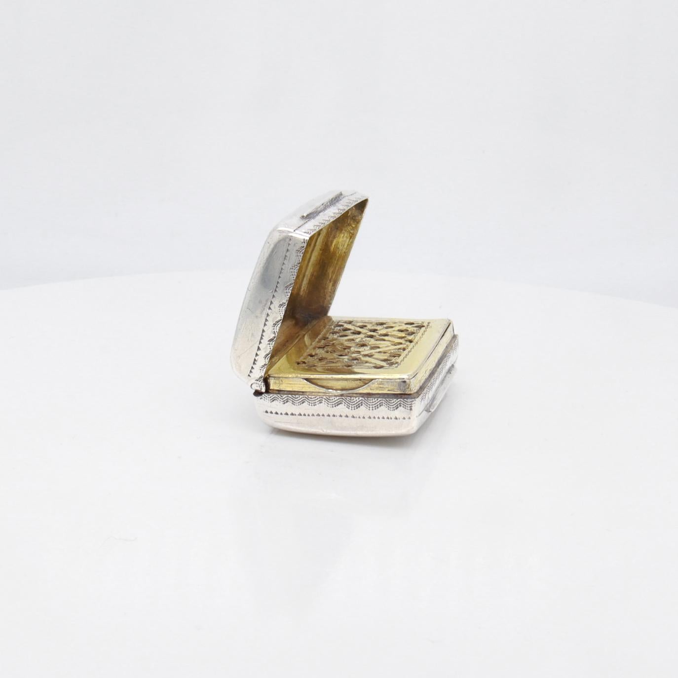 Antique English Victorian Sterling Silver Vinaigrette by Edward Smith, 1861 For Sale 7