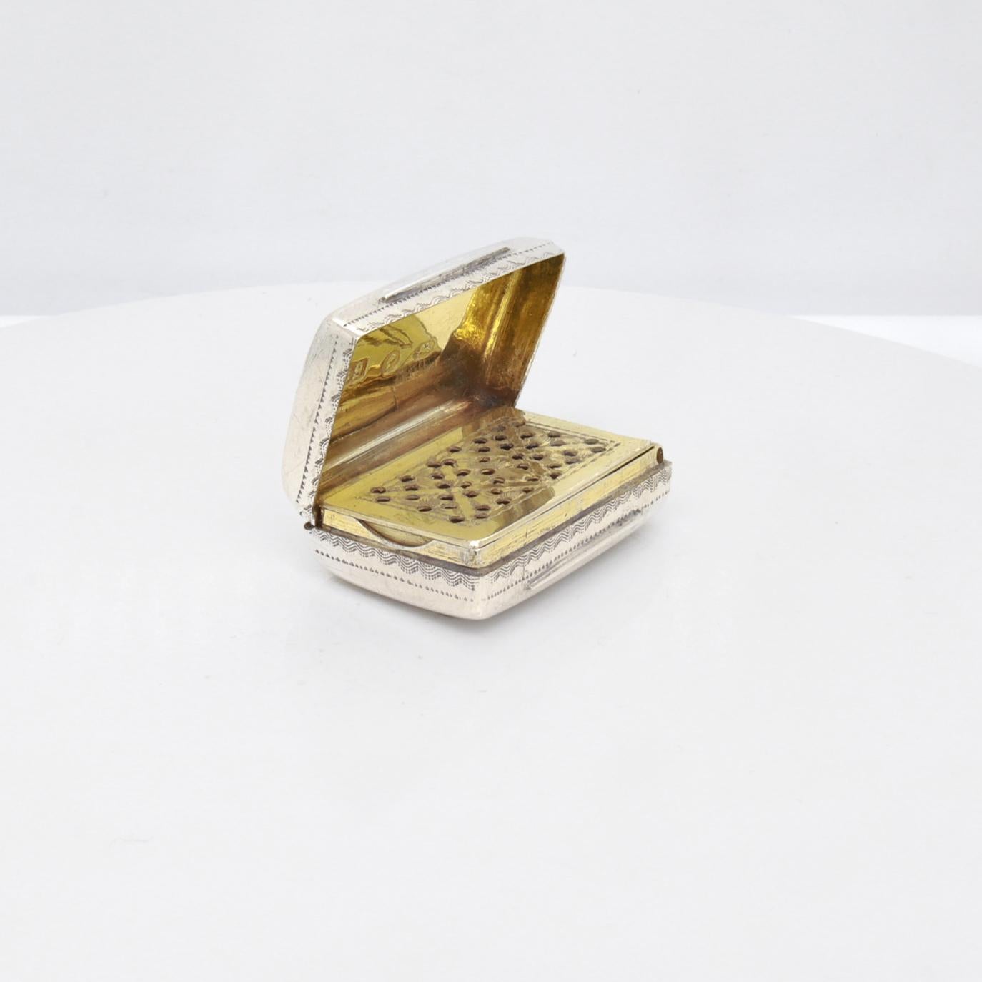 Antique English Victorian Sterling Silver Vinaigrette by Edward Smith, 1861 For Sale 8