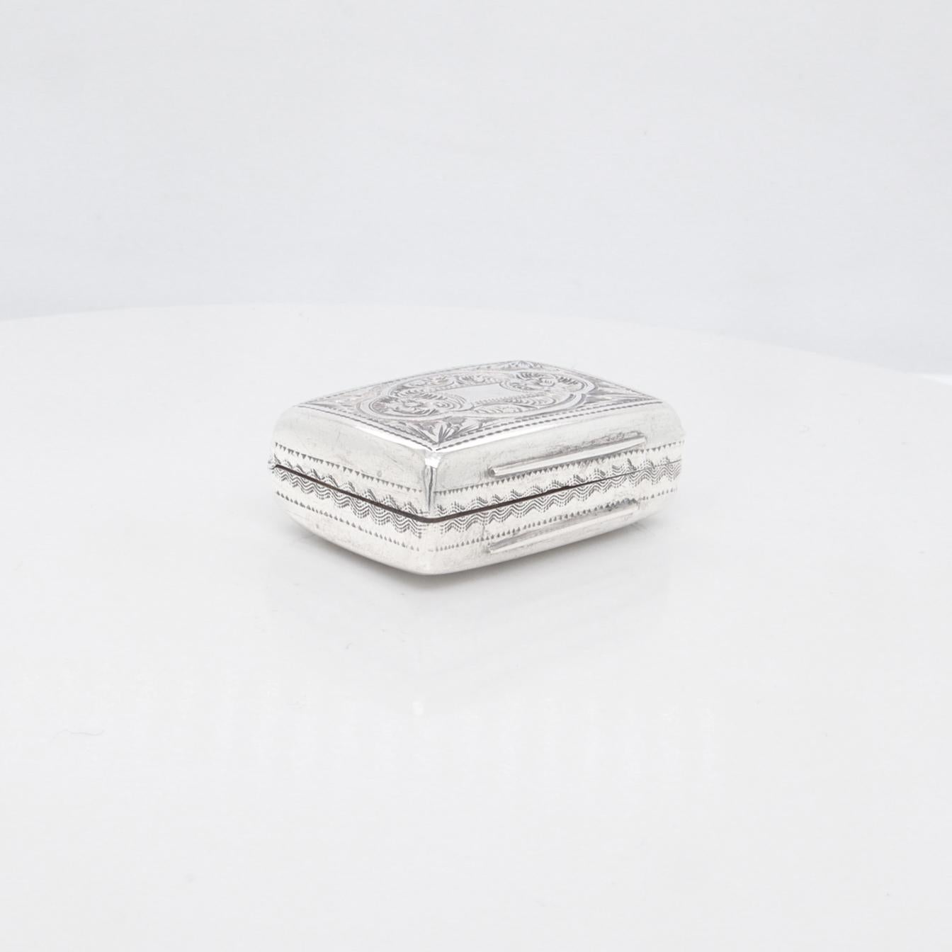 Antique English Victorian Sterling Silver Vinaigrette by Edward Smith, 1861 For Sale 2