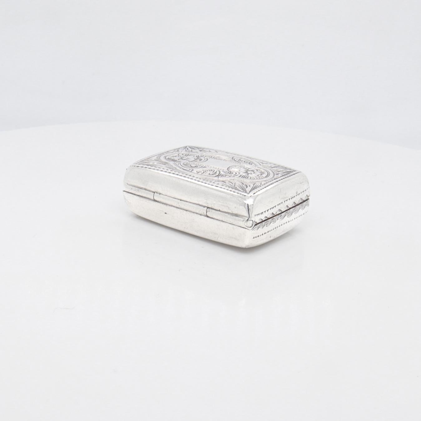 Antique English Victorian Sterling Silver Vinaigrette by Edward Smith, 1861 For Sale 3