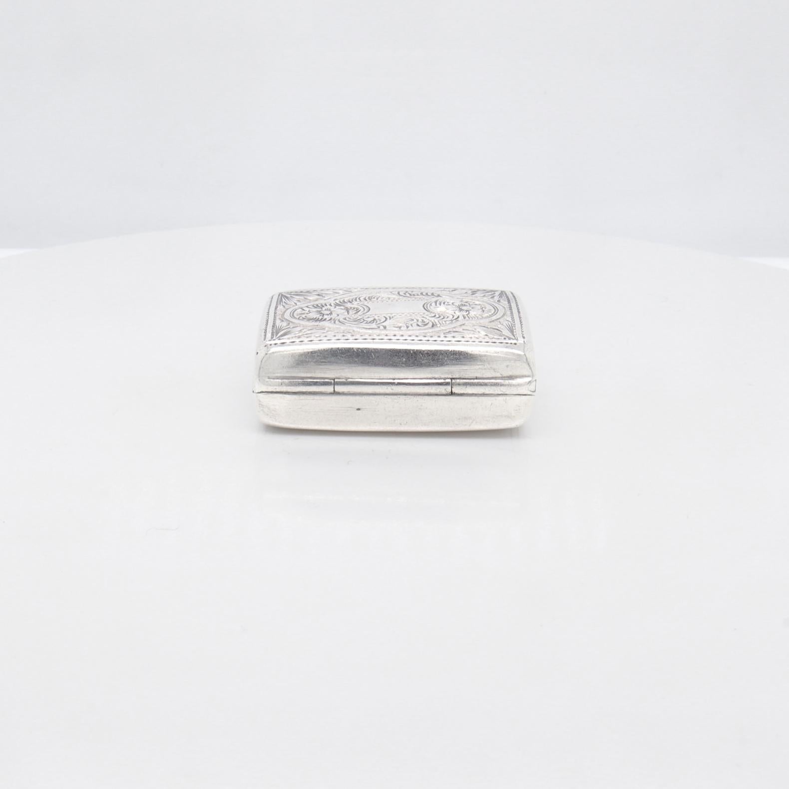 Antique English Victorian Sterling Silver Vinaigrette by Edward Smith, 1861 For Sale 4