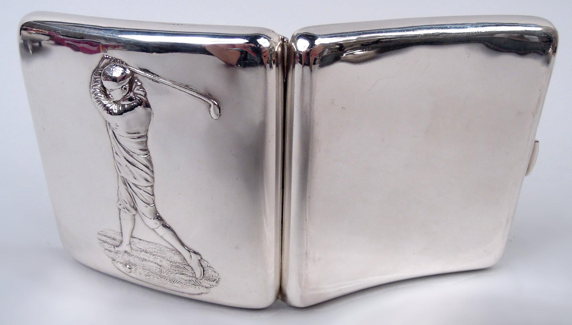 Étui à cigarettes victorien en argent sterling sur le thème du golf. Fabriqué par Henry Matthews à Birmingham en 1900. Rectangulaire, concave et à charnière droite. Sur la couverture, un échangiste solitaire avec un club levé et un corps tordu.