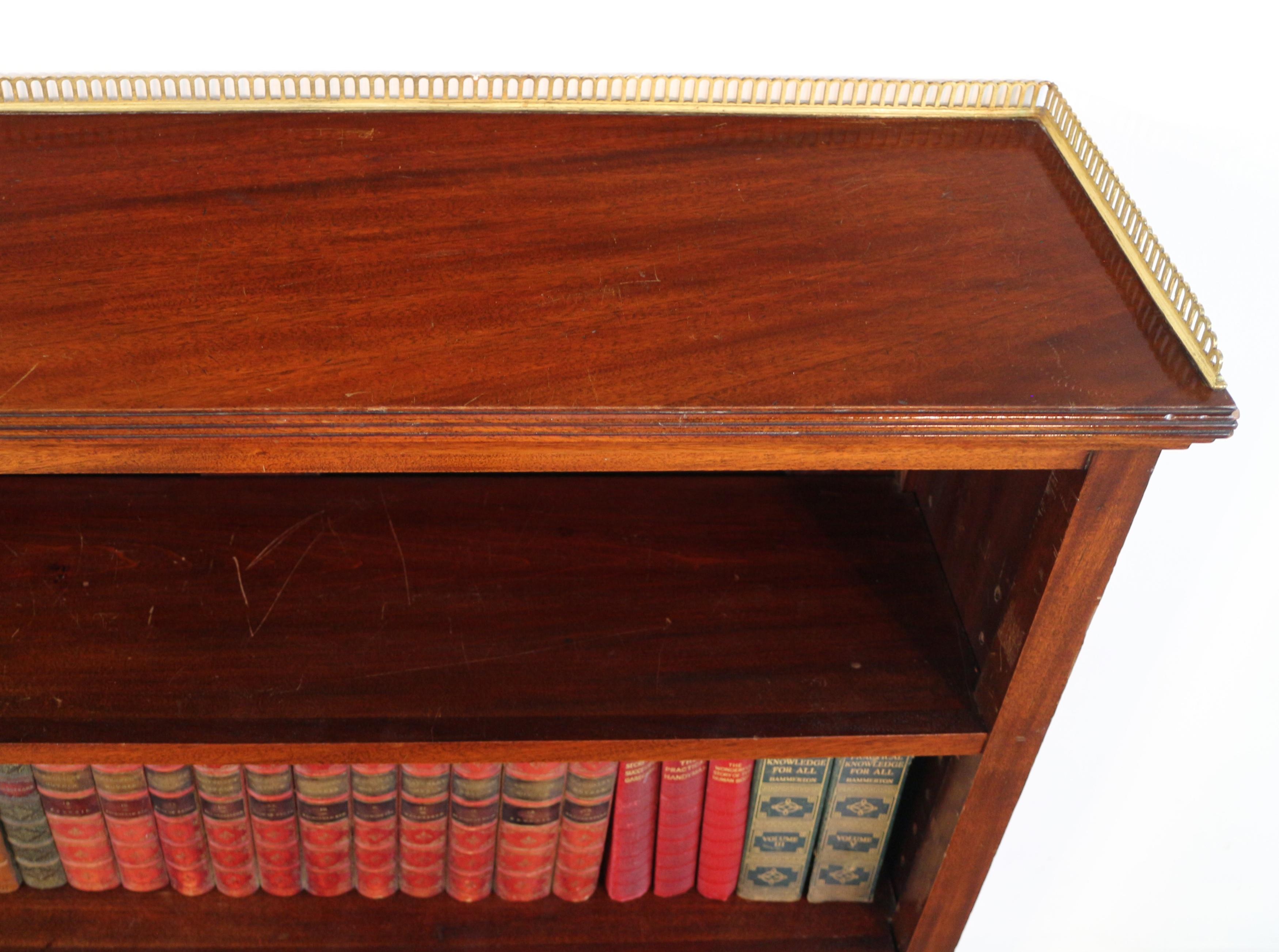 XIXe siècle Ancienne bibliothèque ouverte anglaise victorienne en noyer et laiton en vente