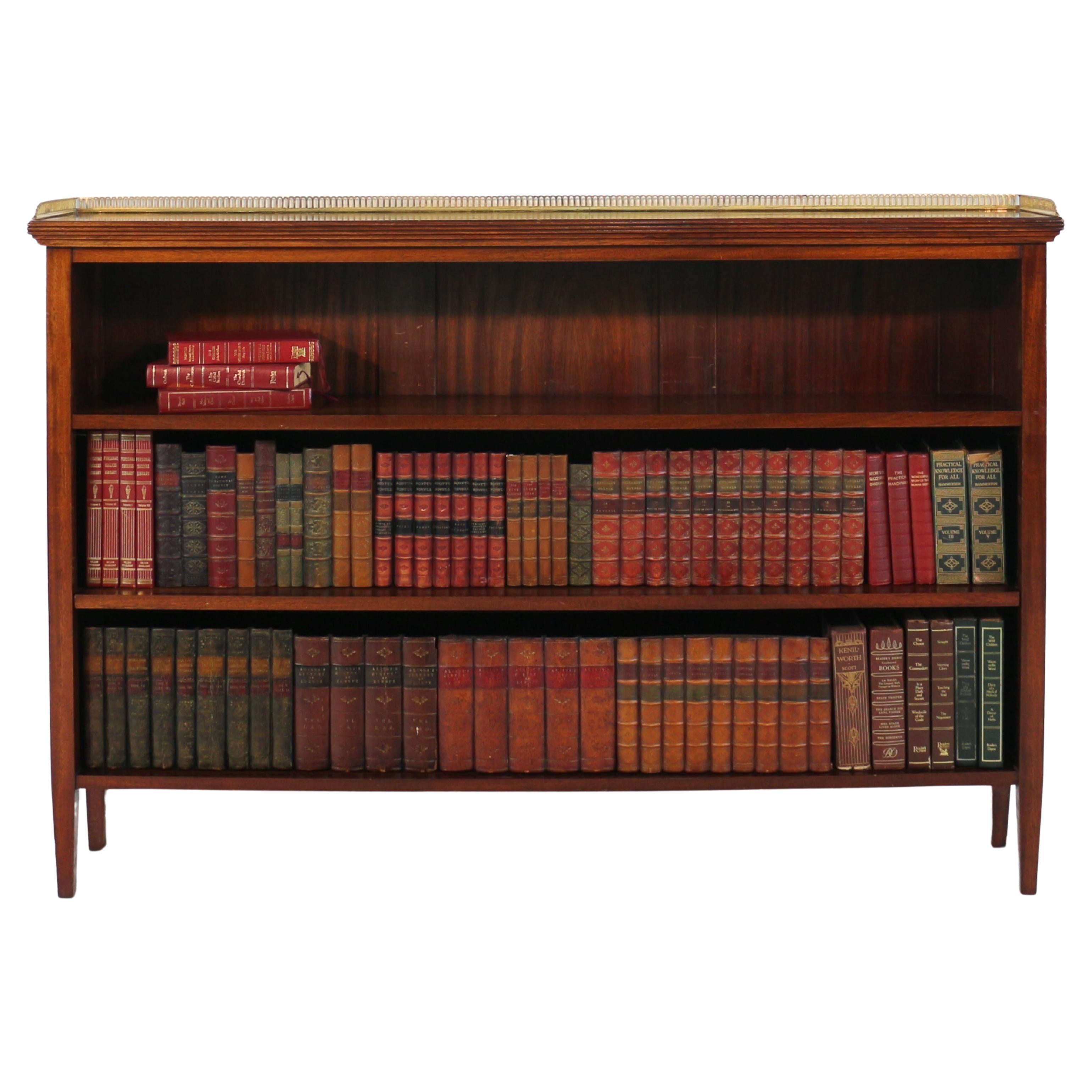 Antikes englisches viktorianisches offenes Bücherregal aus Nussbaum und Messing