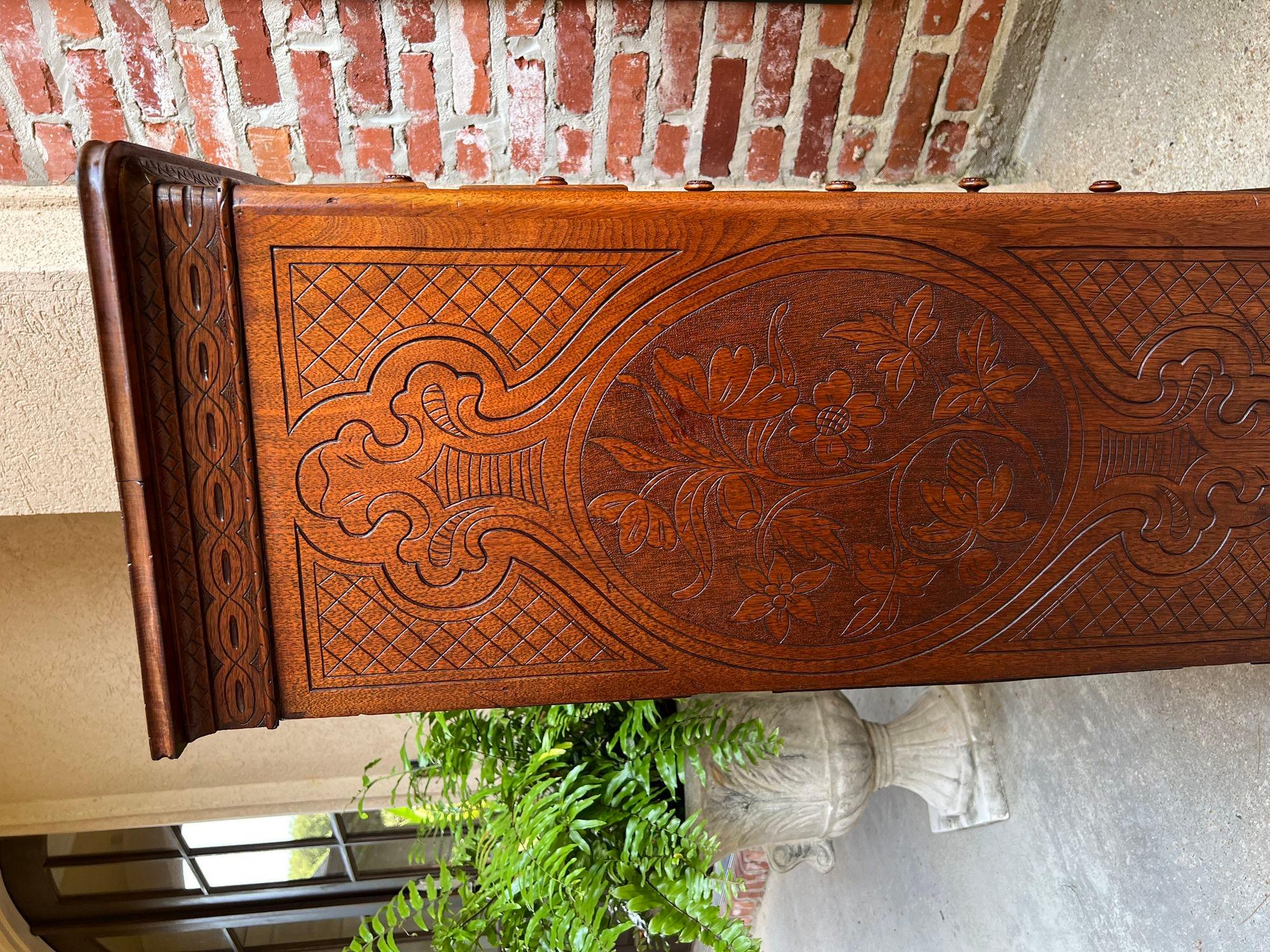 Ancienne commode anglaise victorienne Wellington en chêne sculpté à la campagne en vente 2
