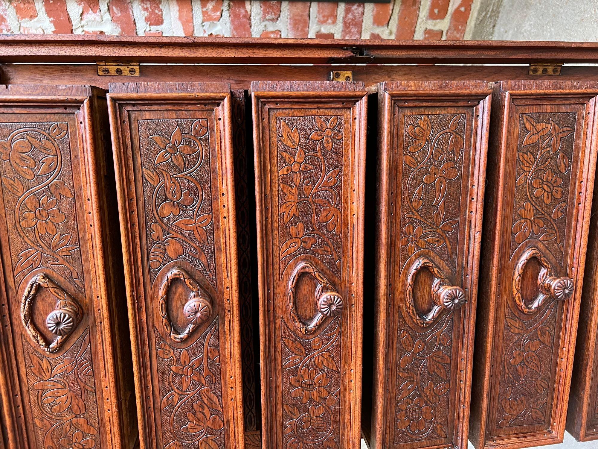 Ancienne commode anglaise victorienne Wellington en chêne sculpté à la campagne en vente 6