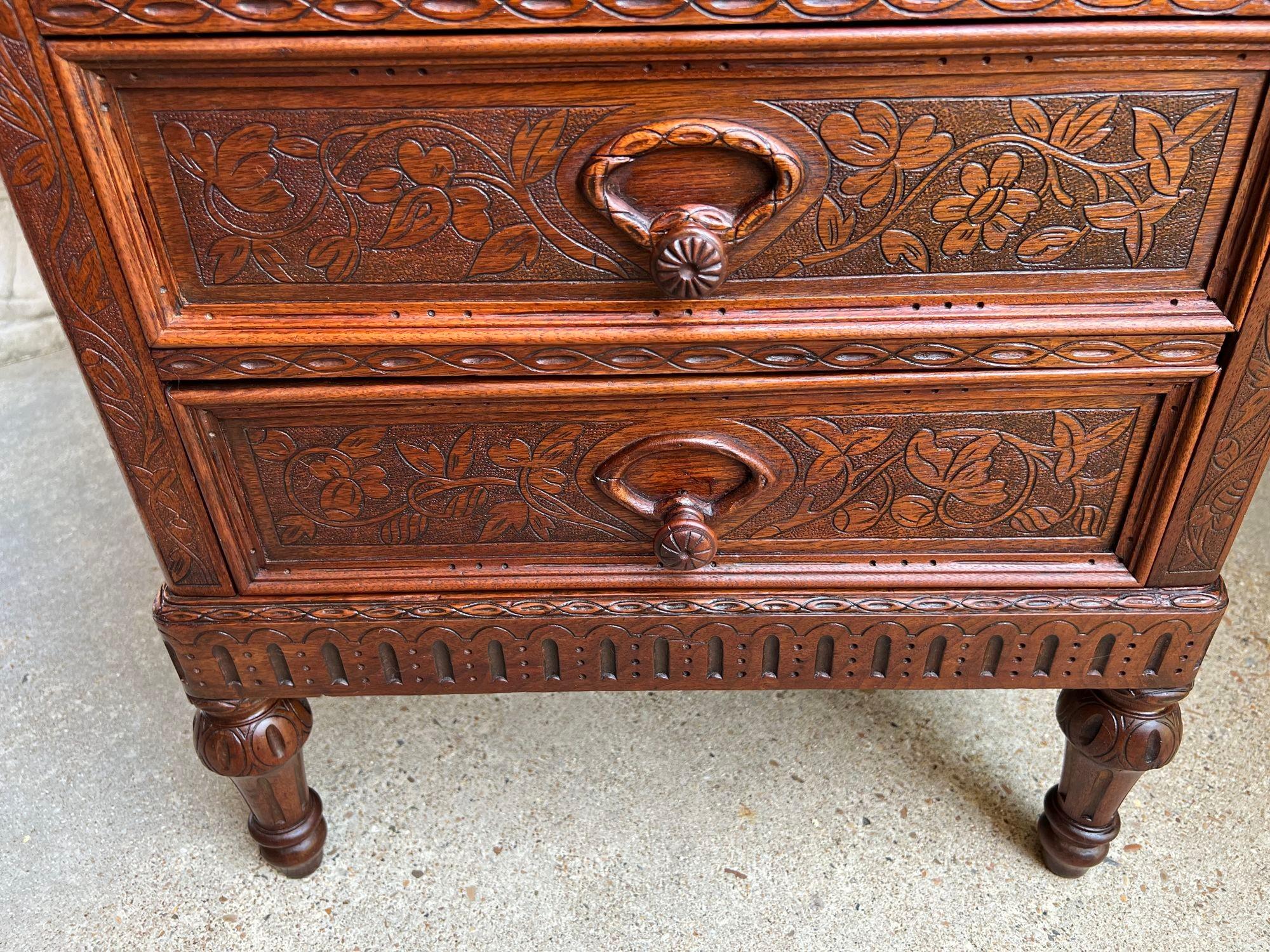 Ancienne commode anglaise victorienne Wellington en chêne sculpté à la campagne en vente 7