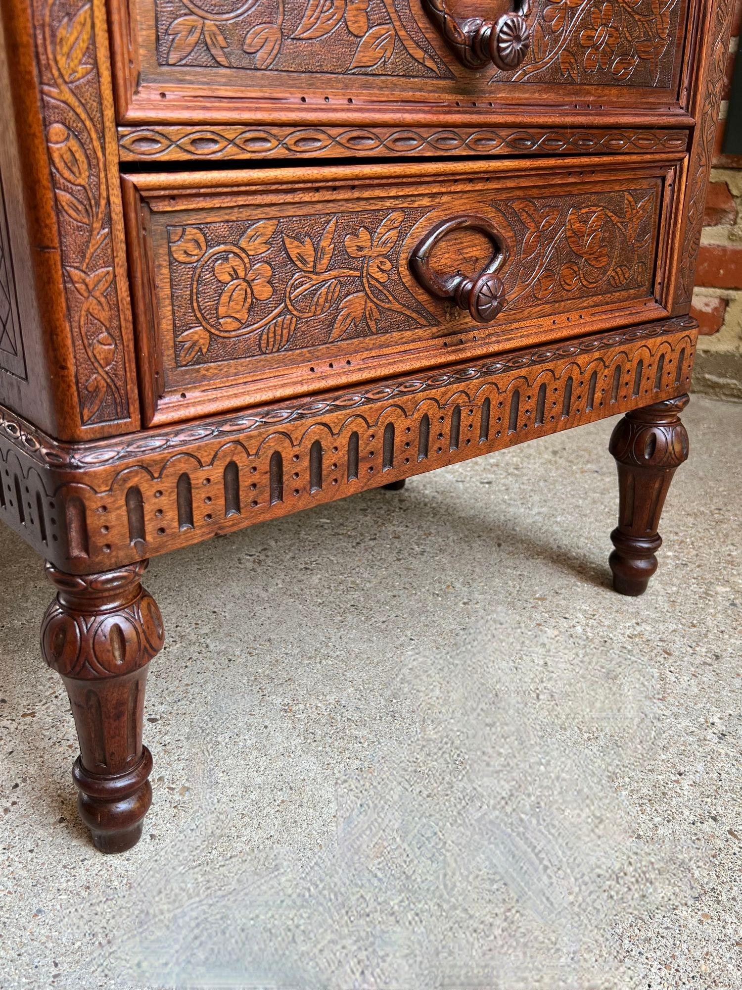 Ancienne commode anglaise victorienne Wellington en chêne sculpté à la campagne en vente 8