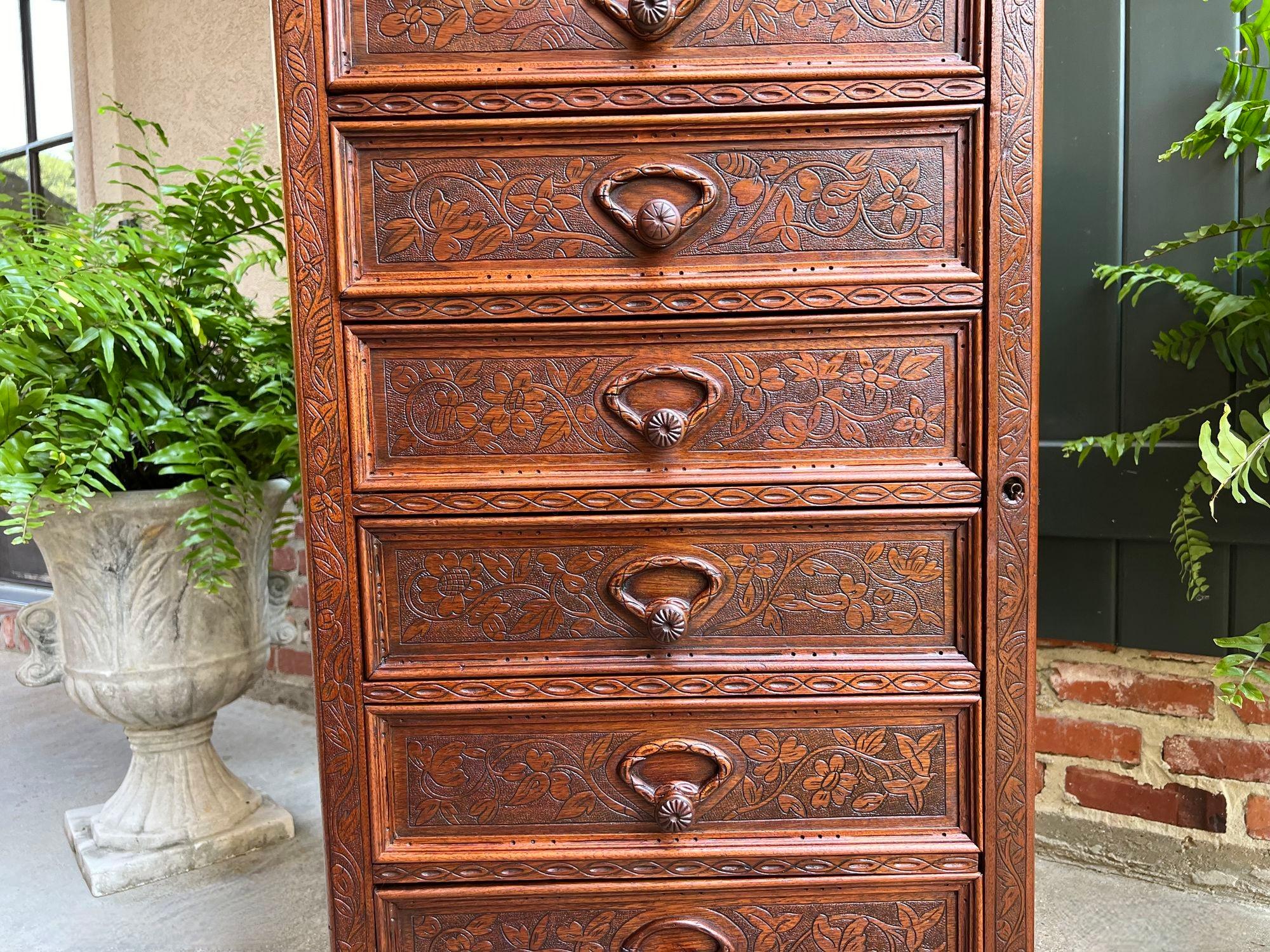 Sculpté à la main Ancienne commode anglaise victorienne Wellington en chêne sculpté à la campagne en vente