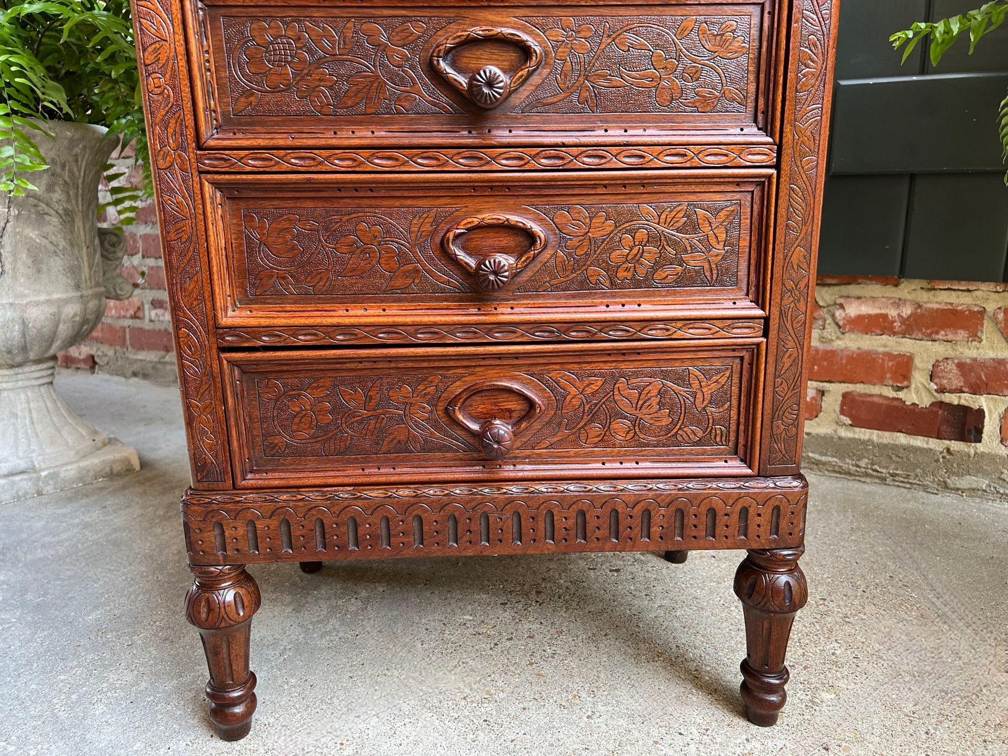 Ancienne commode anglaise victorienne Wellington en chêne sculpté à la campagne Bon état - En vente à Shreveport, LA