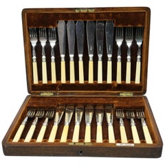 Ensemble de couverts anglais anciens Walker & Hall en argent et poissons en os avec étui