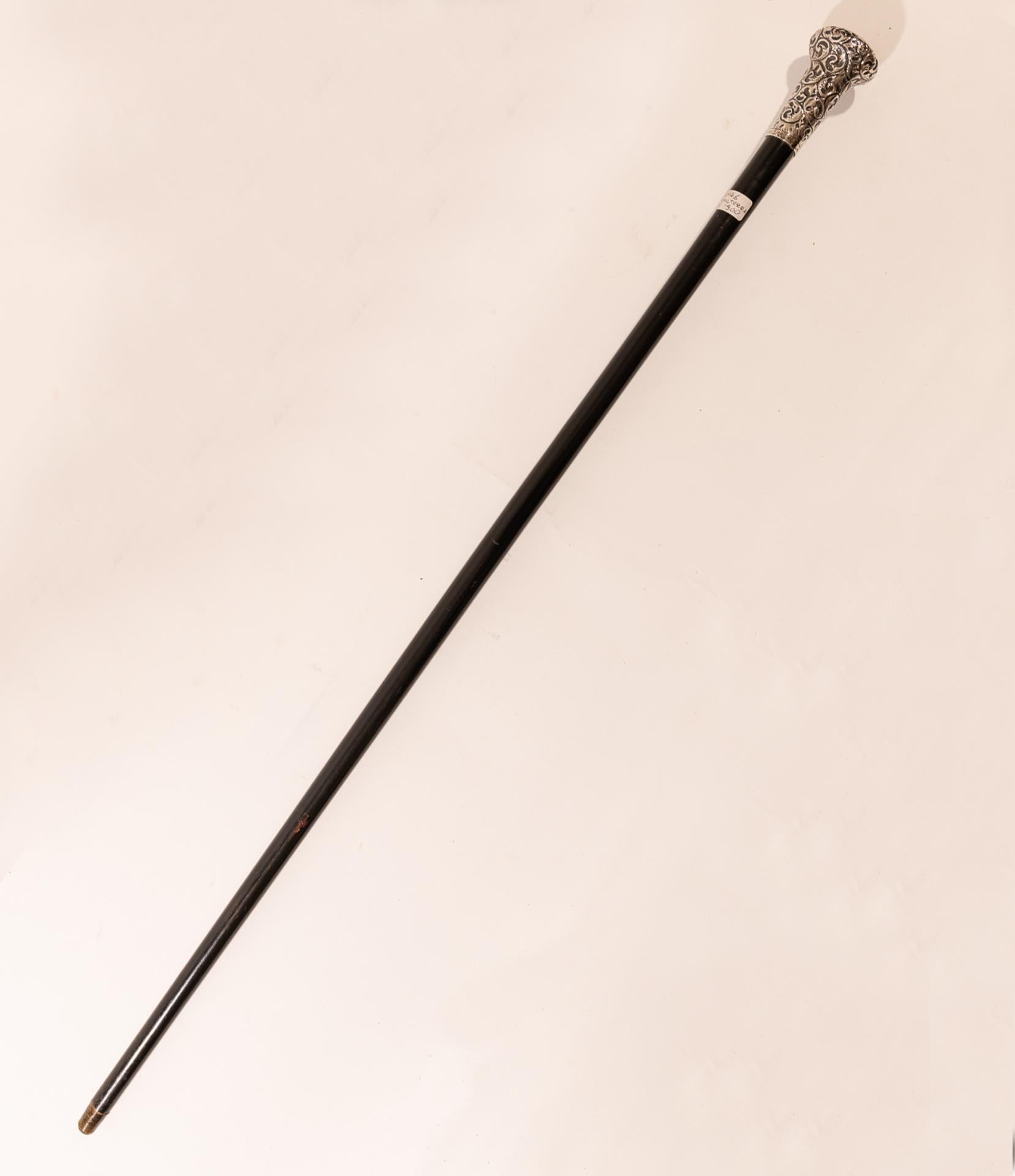 Old English walking stick with silver handle, fron the early twentieth century, or older.
The city stamps and the date are not legible.

ref. O/4146.