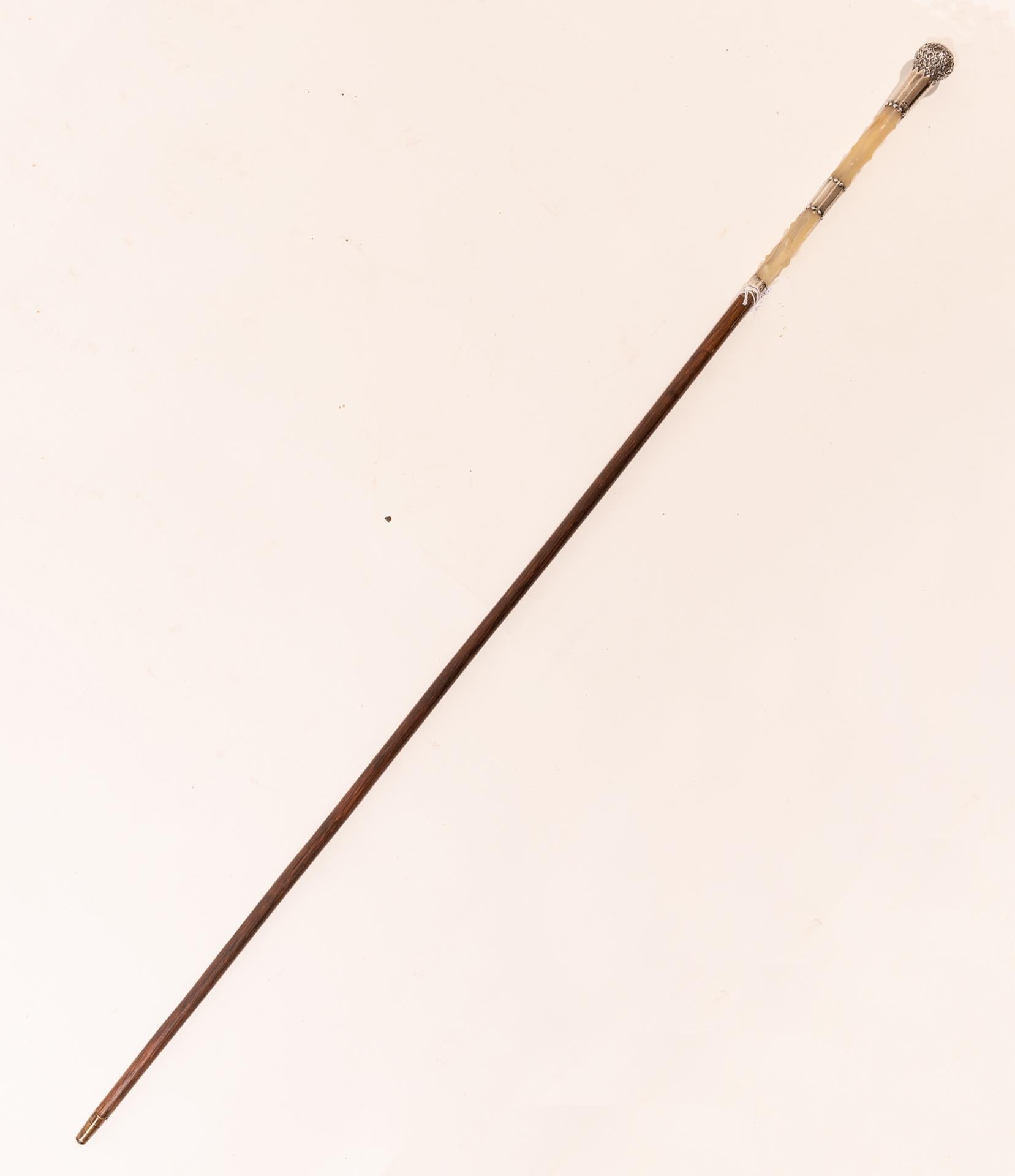 Antique English walking stick with silver handle and mother of pearl, from late nineteenth or early twentieth century. The city stamps and the date are not well legible: may be Birmingham.

ref. O/7575.