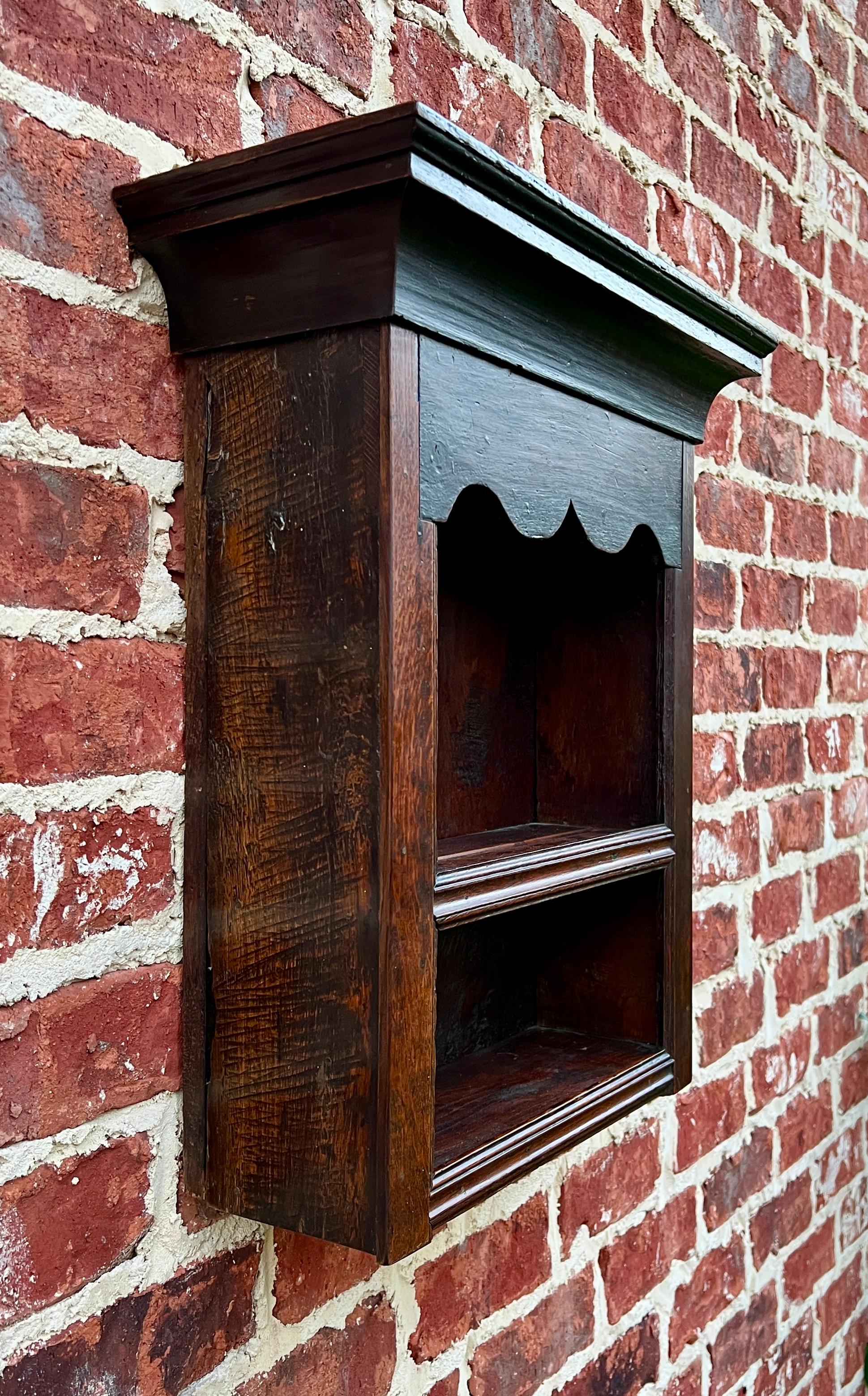CHARMING Antique English Oak Hanging Wall Shelf Wall Decor Cabinet Small Bookcase~~c. 18th Century

 The perfect decorative accent piece for any home~~brackets on back for hanging 

 22